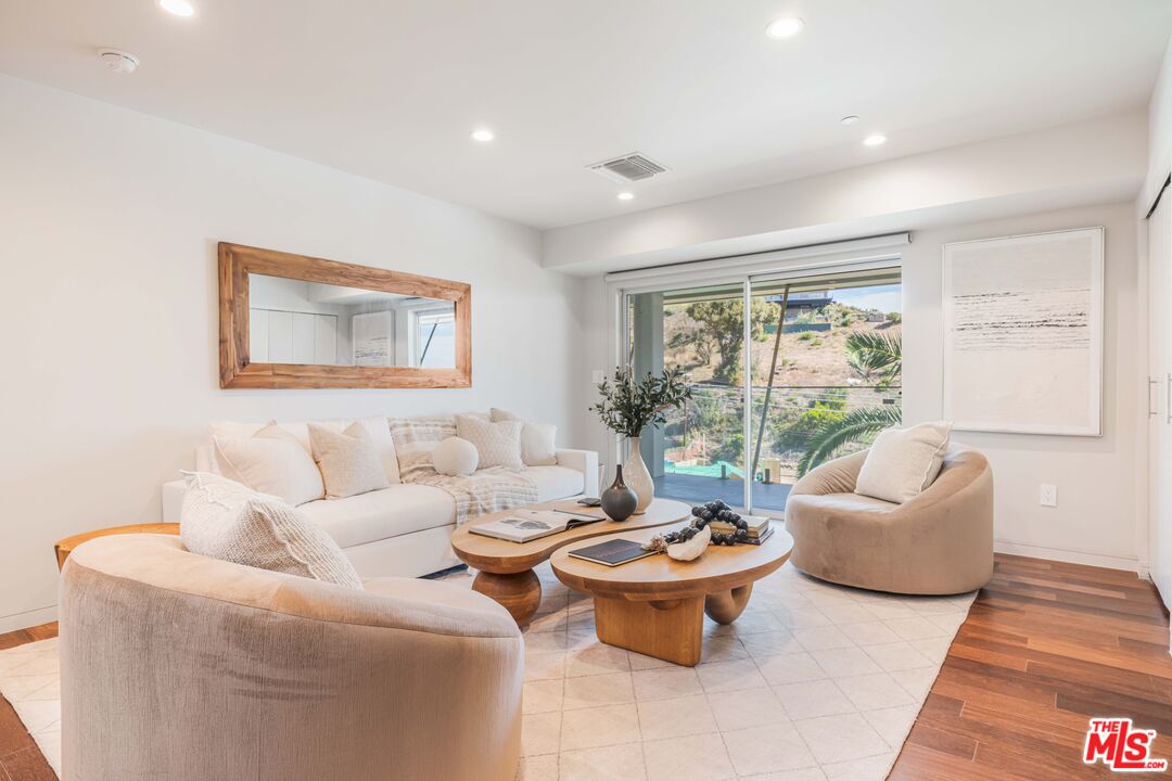 822 El Oro Ln