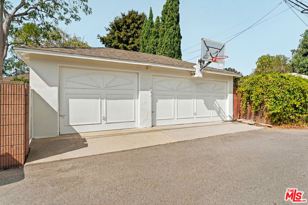 7822 Denrock Ave
