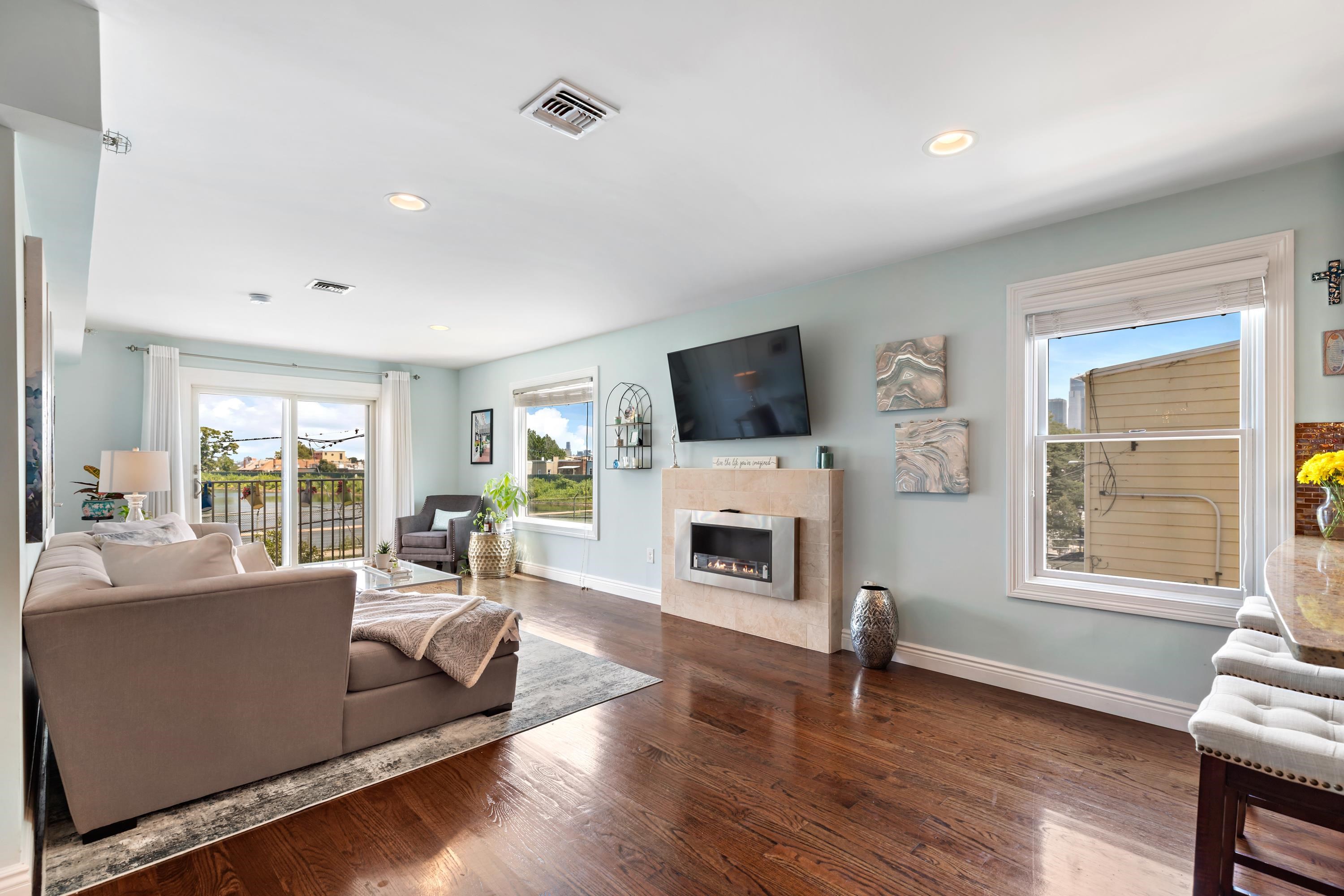 137 20TH ST Unit: B