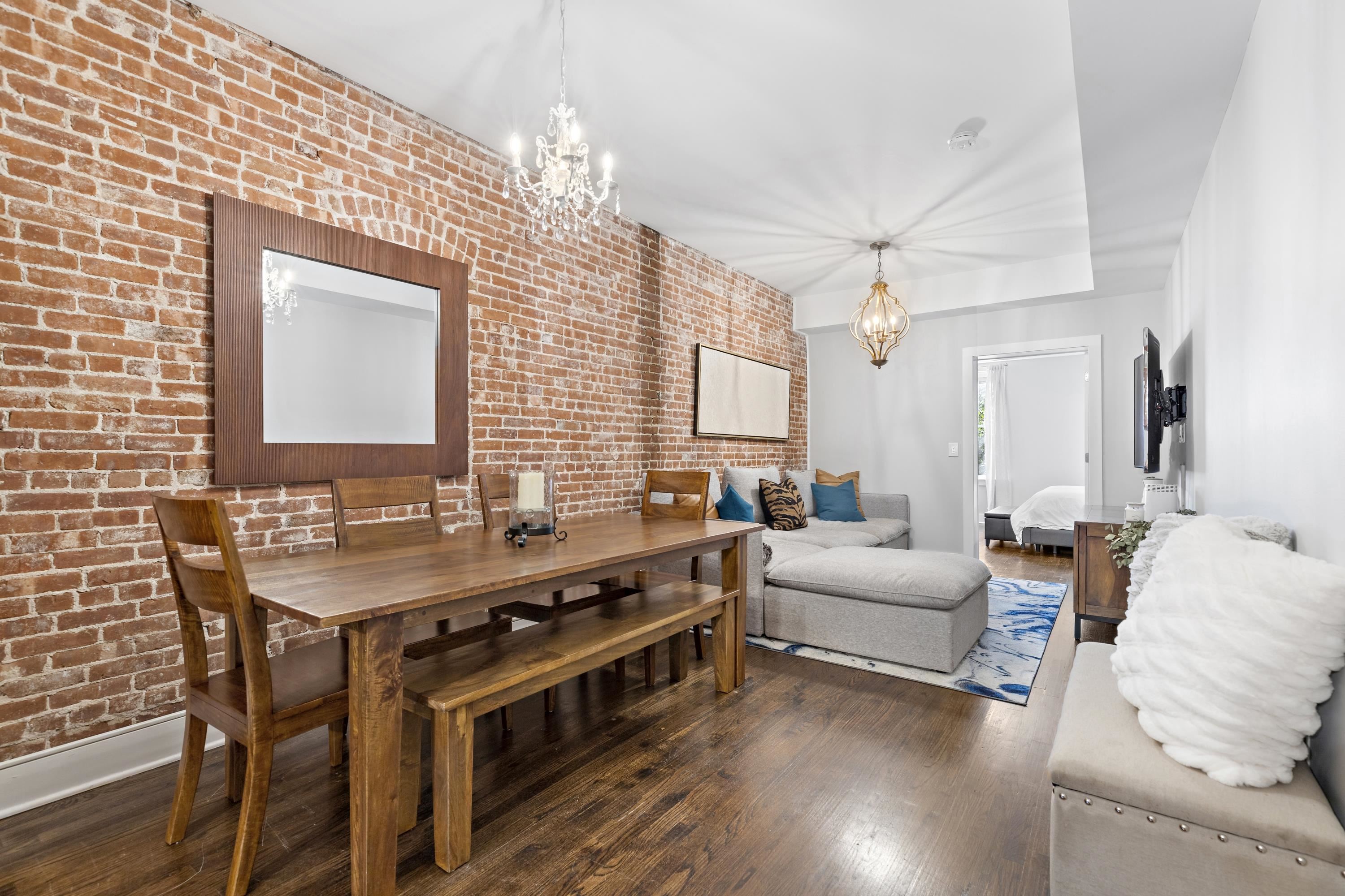 1112 HUDSON ST Unit: 2R