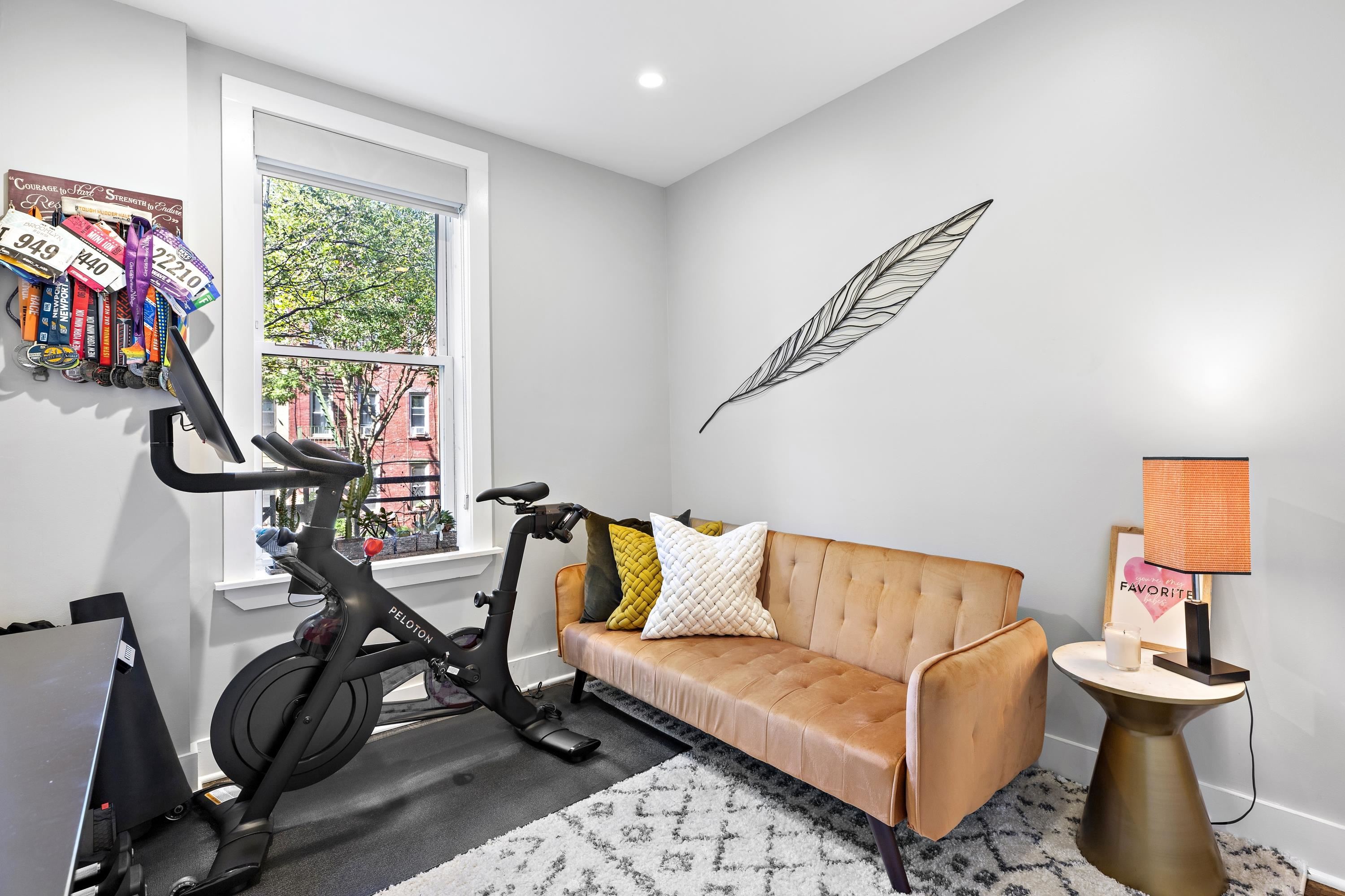 1112 HUDSON ST Unit: 2R