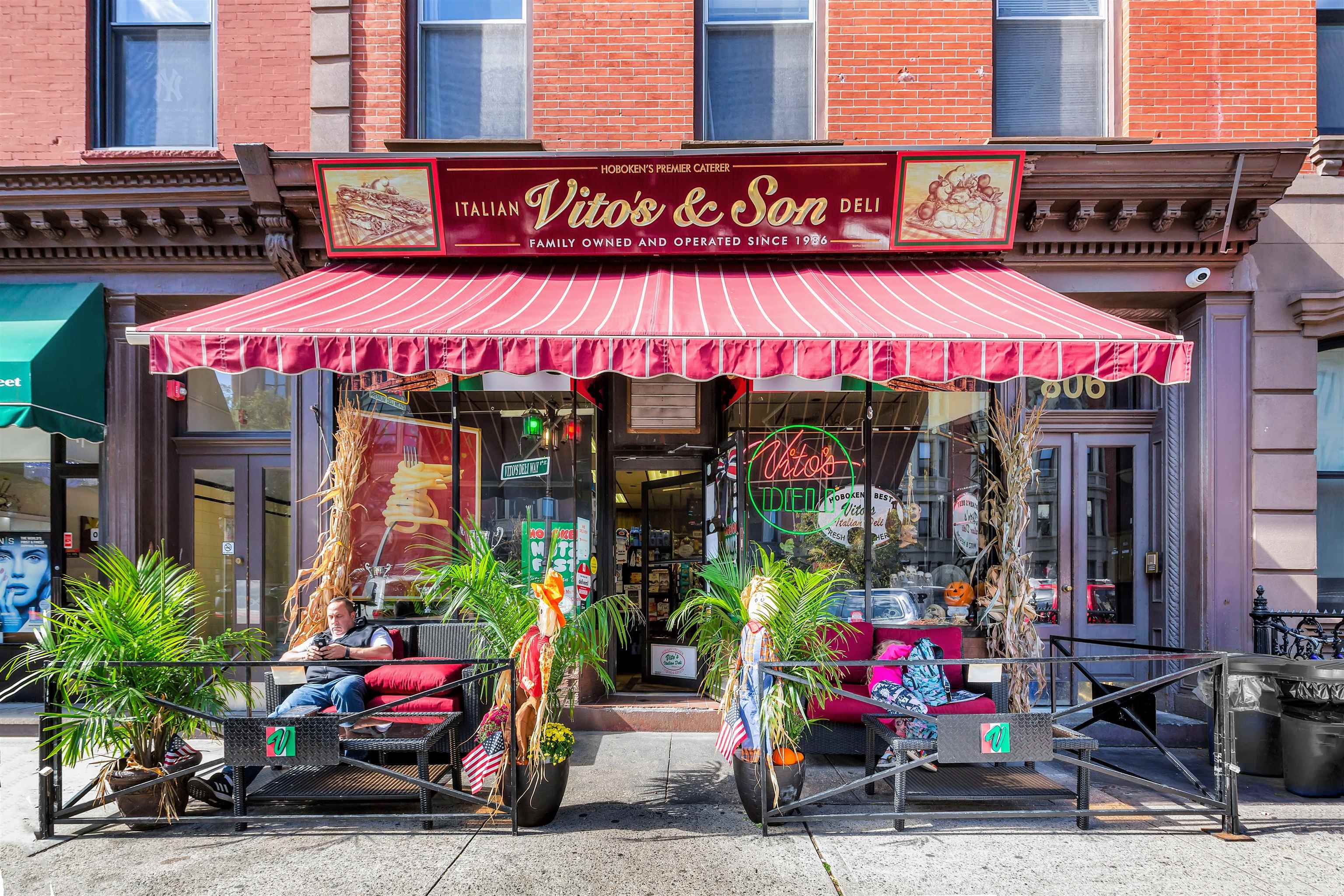 1112 HUDSON ST Unit: 2R