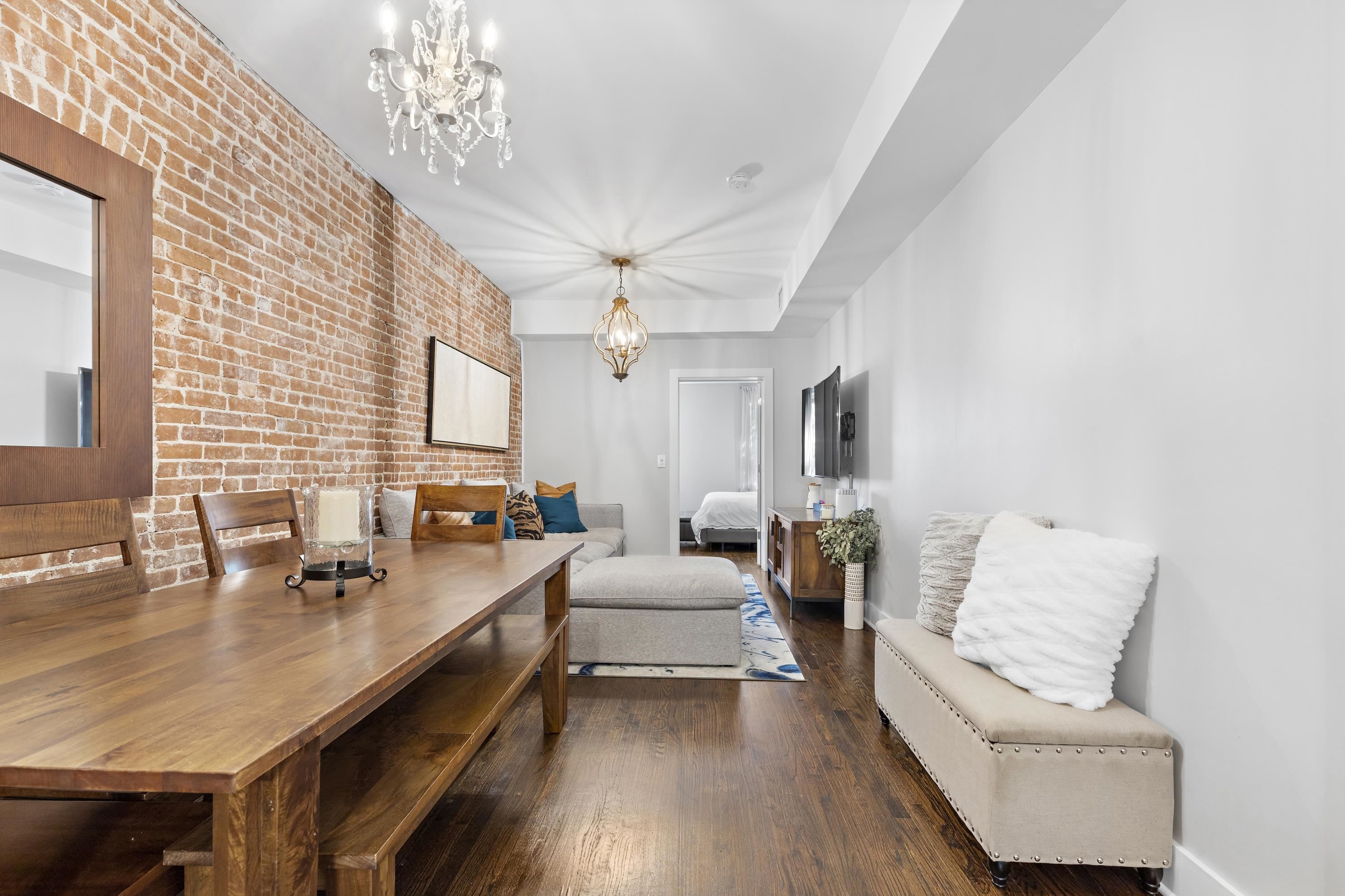 1112 HUDSON ST Unit: 2R