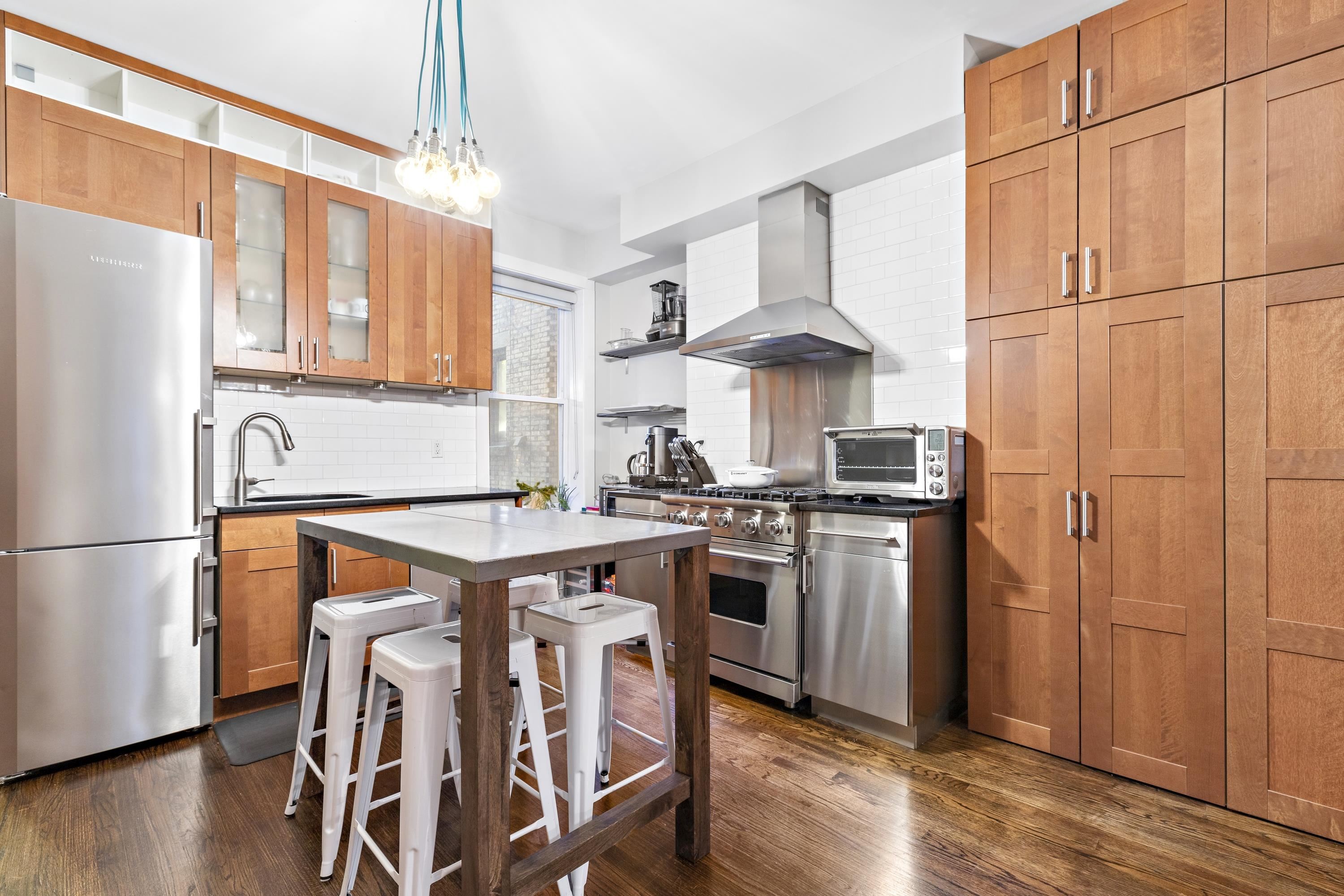 1112 HUDSON ST Unit: 2R