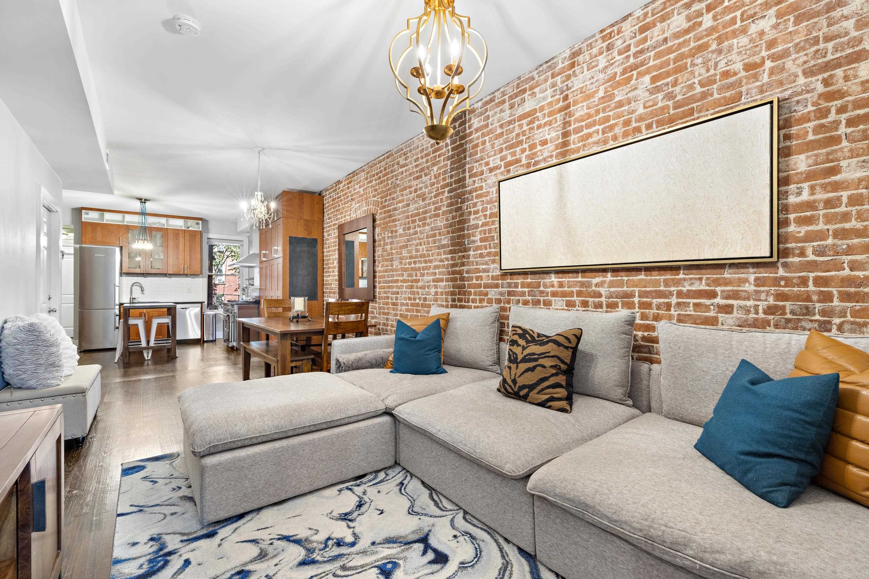 1112 HUDSON ST Unit: 2R