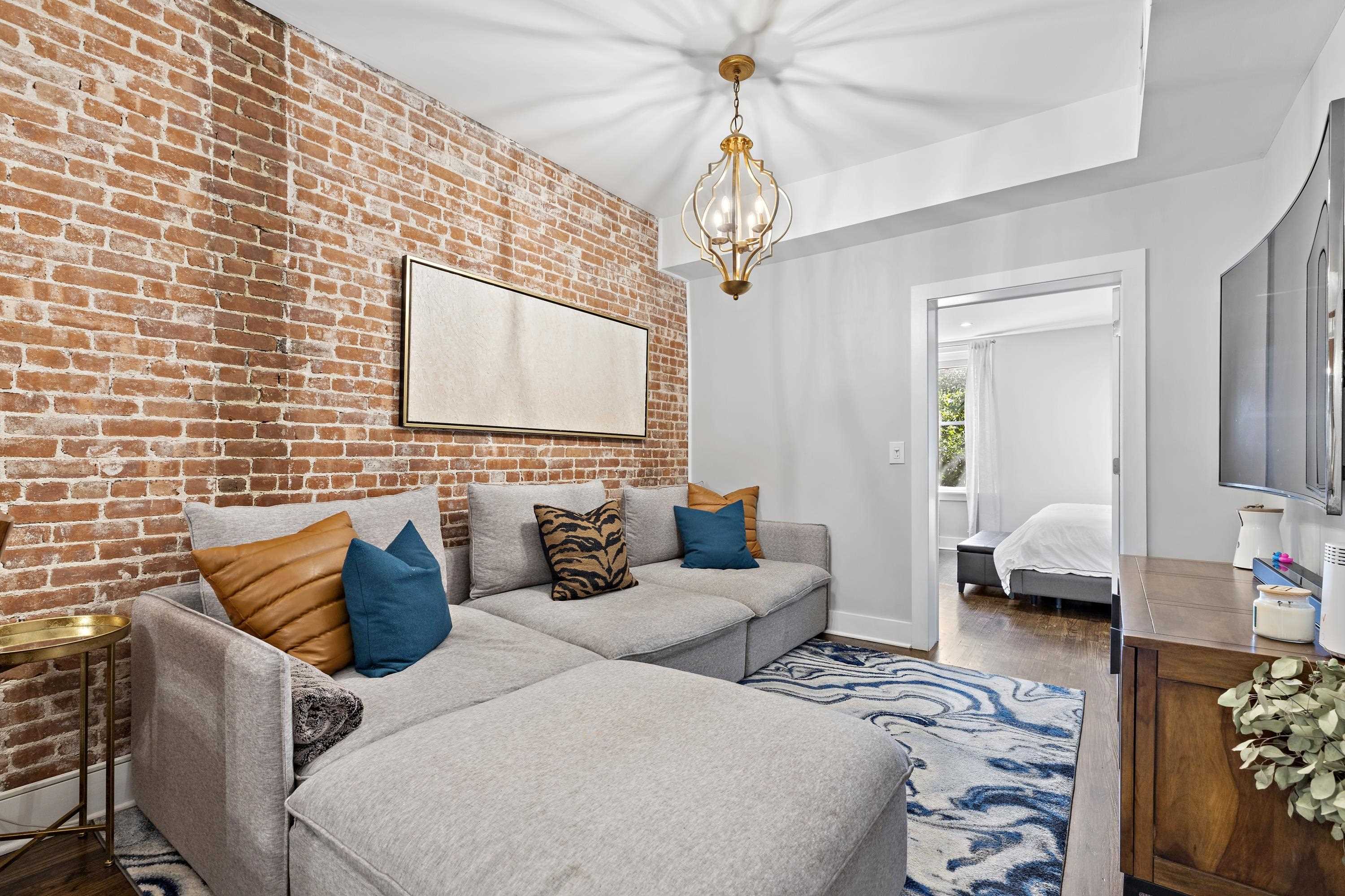 1112 HUDSON ST Unit: 2R