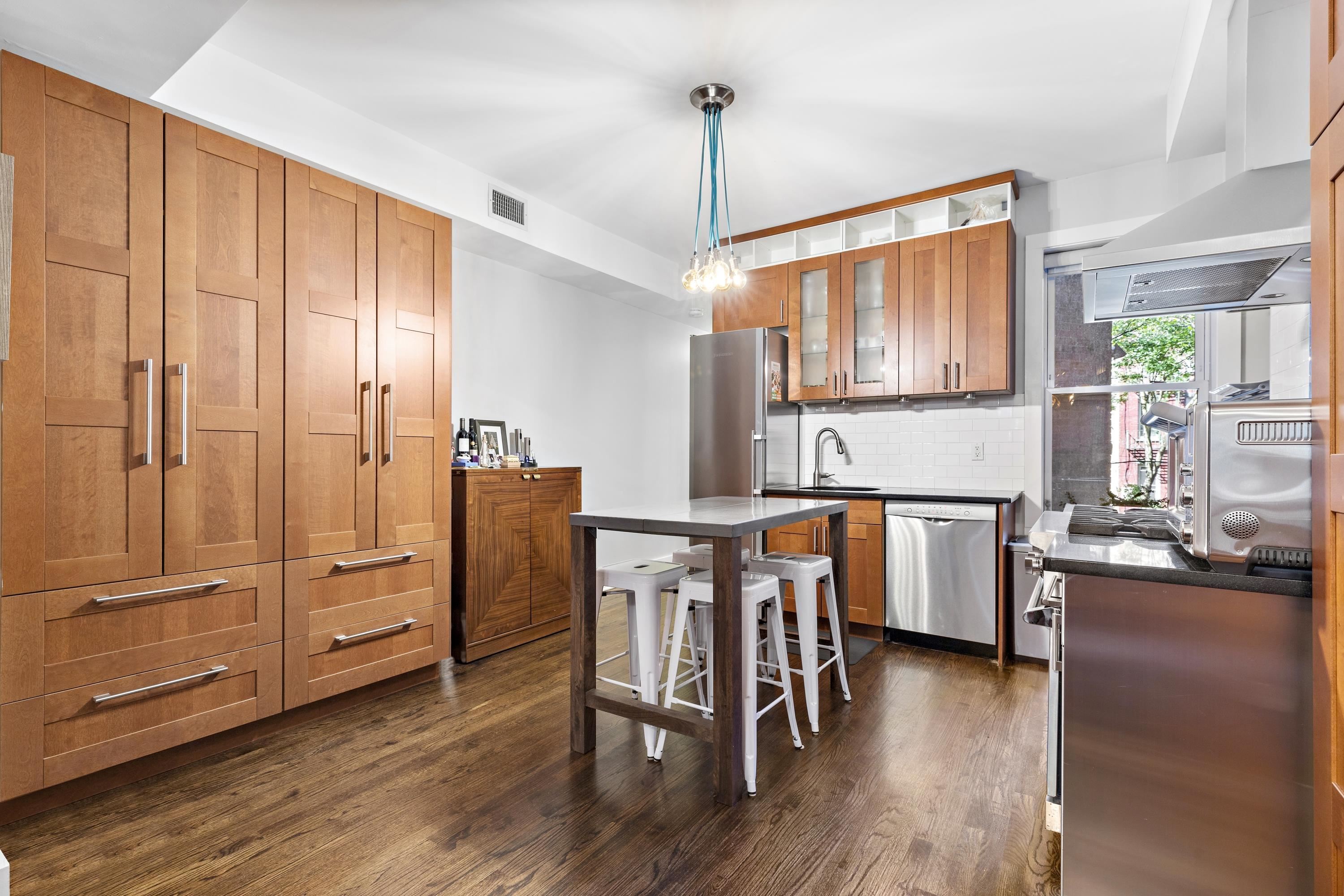 1112 HUDSON ST Unit: 2R