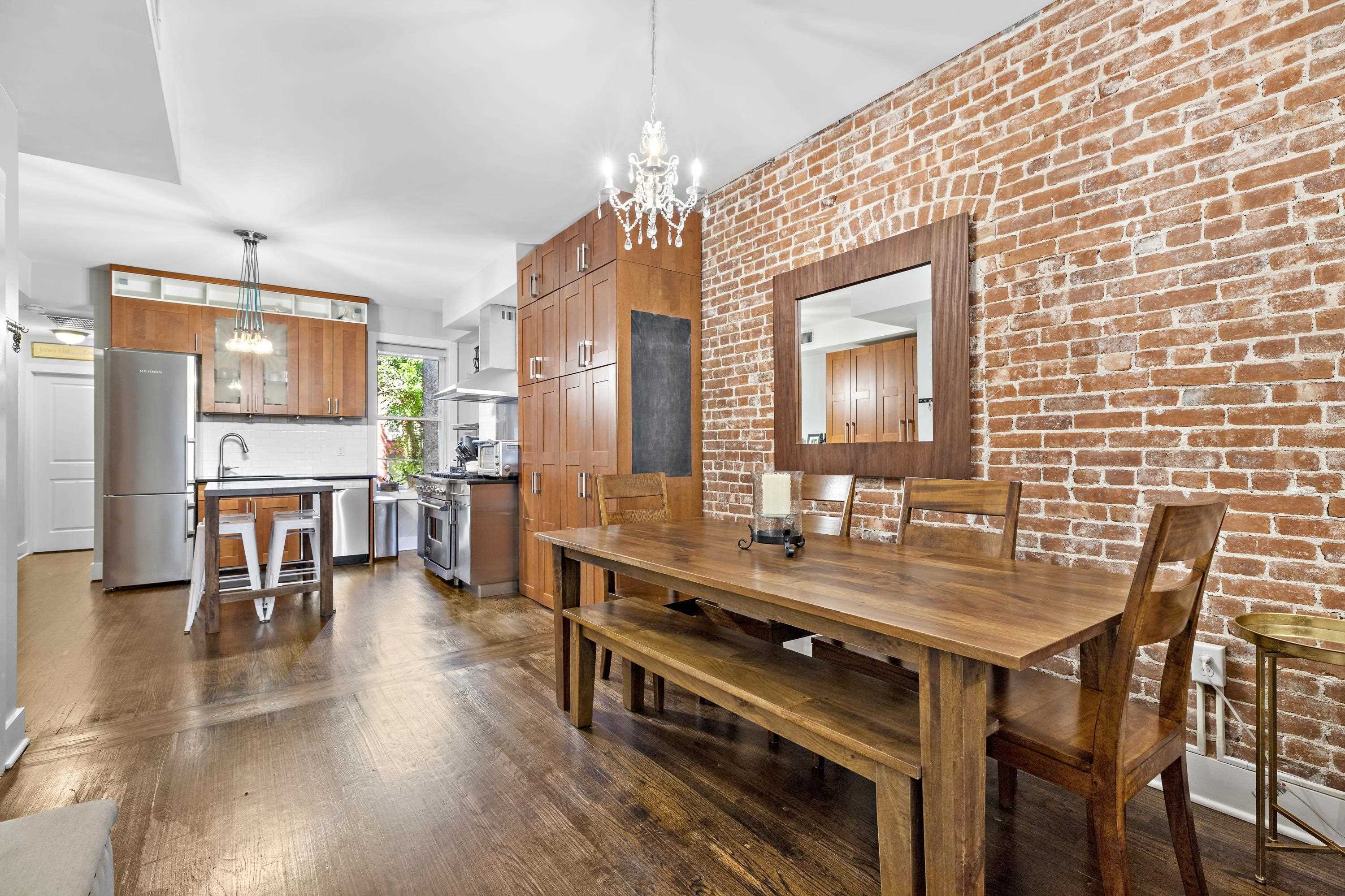 1112 HUDSON ST Unit: 2R