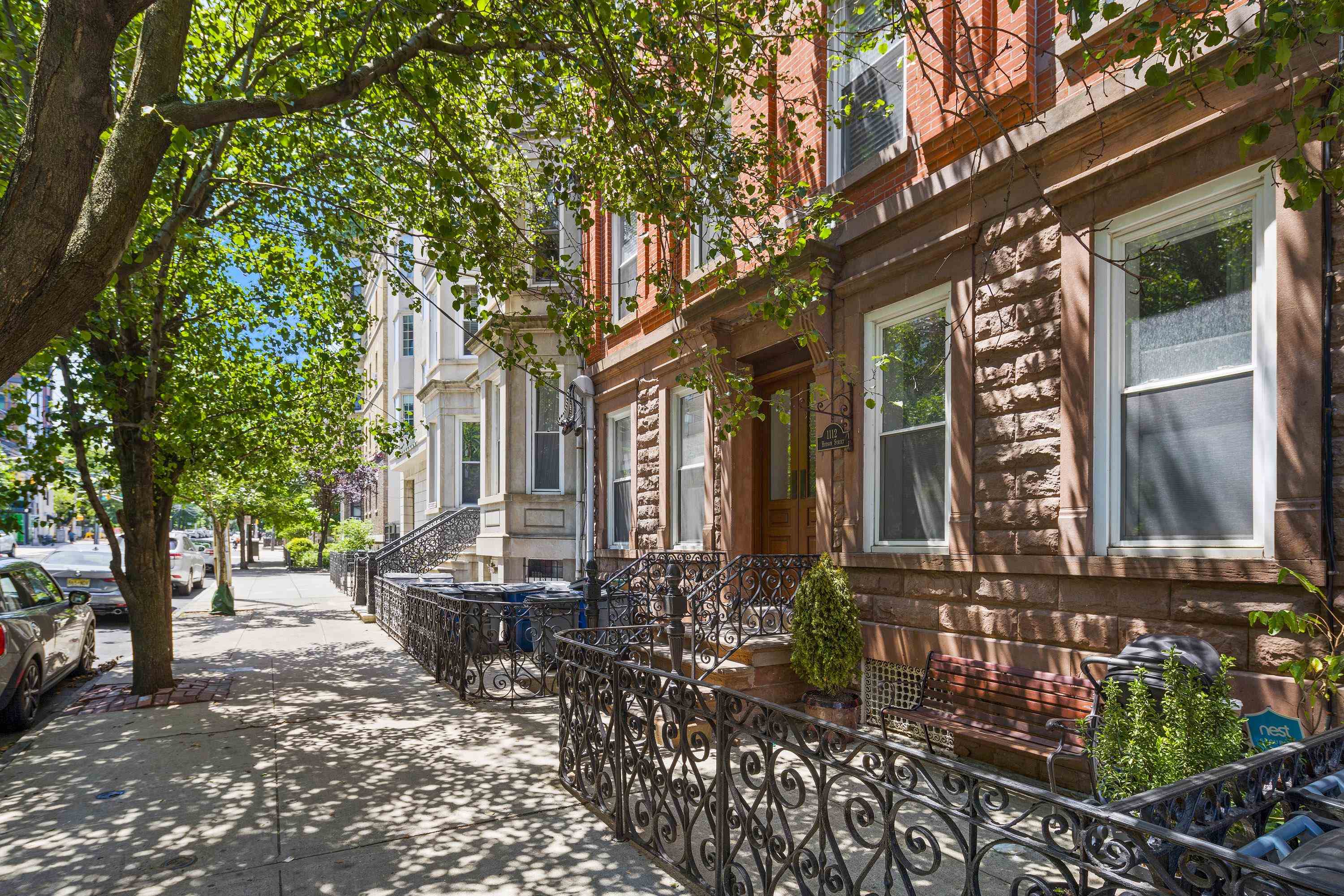 1112 HUDSON ST Unit: 2R