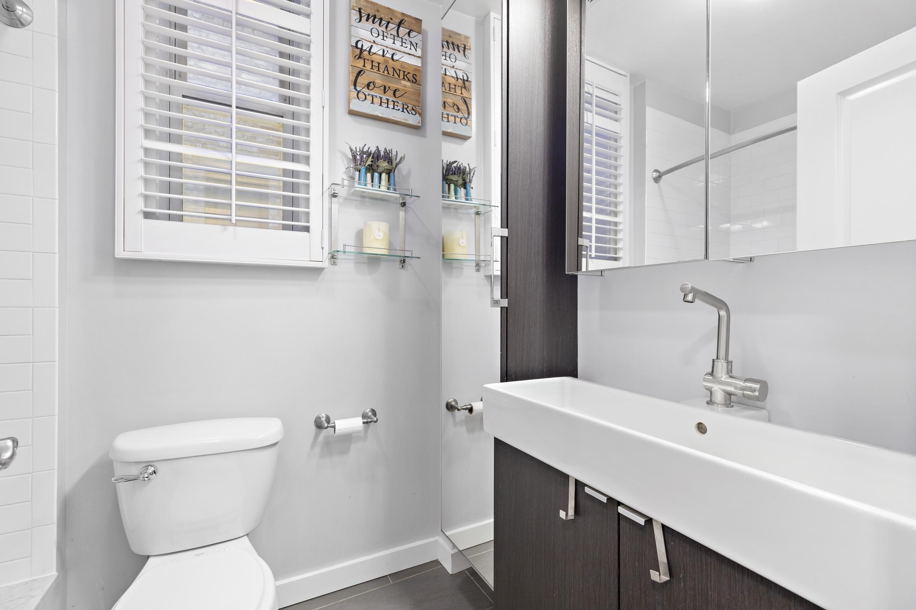 1112 HUDSON ST Unit: 2R