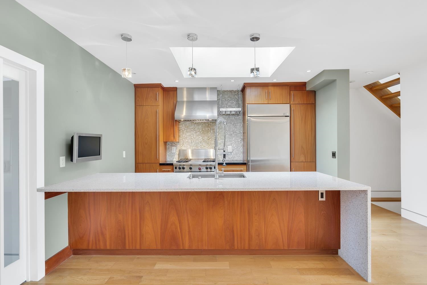 611 MONROE ST Unit: 2