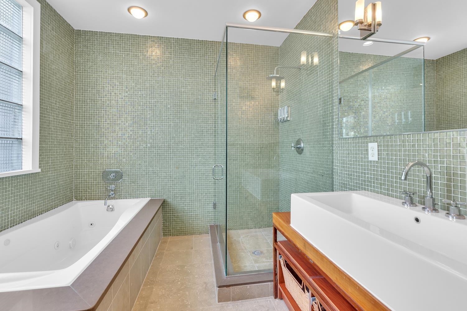 611 MONROE ST Unit: 2