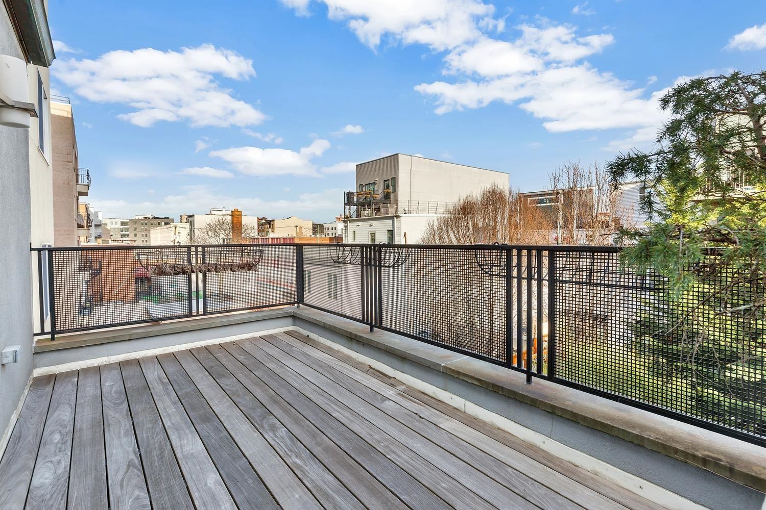 611 MONROE ST Unit: 2