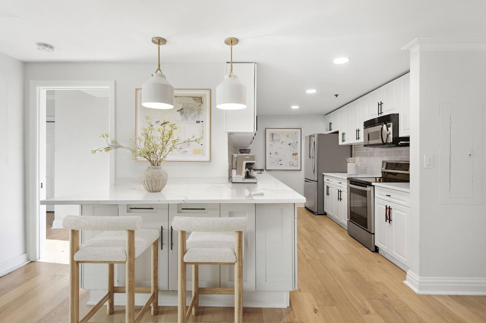 2 CONSTITUTION CT Unit: 909