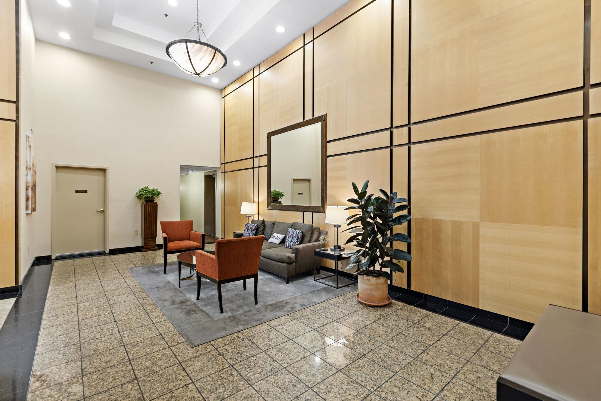 2 CONSTITUTION CT Unit: 909