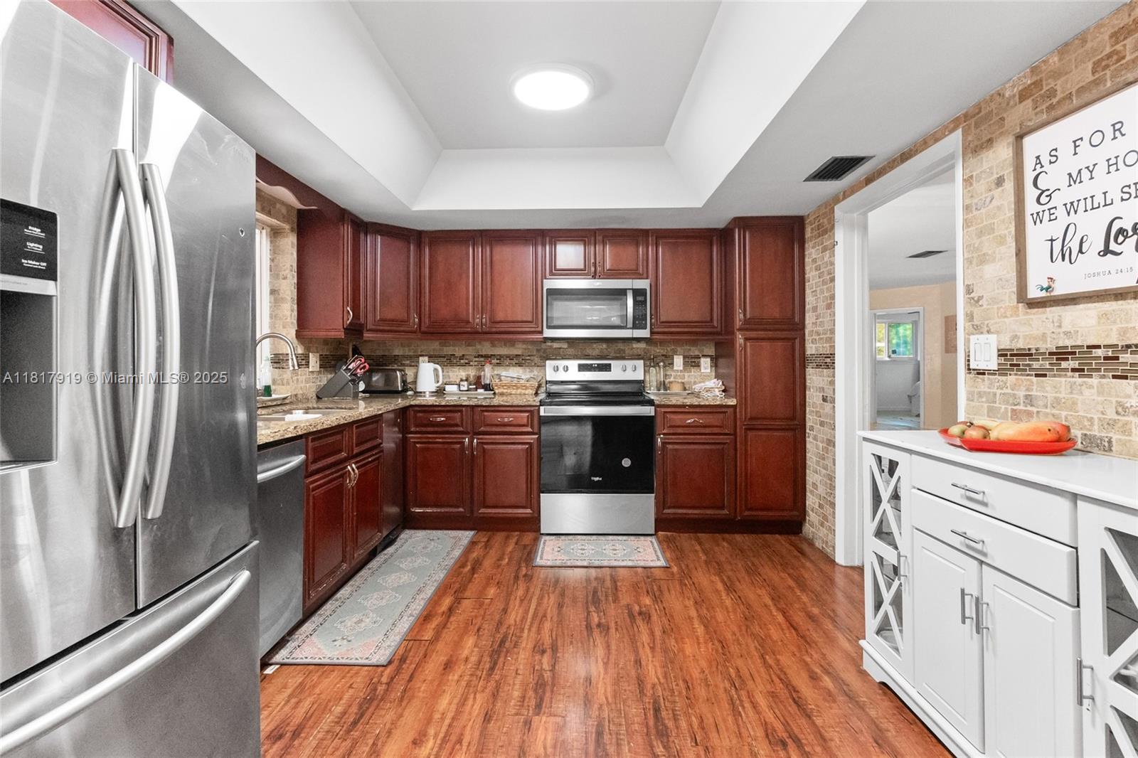 736 Ixora Ln