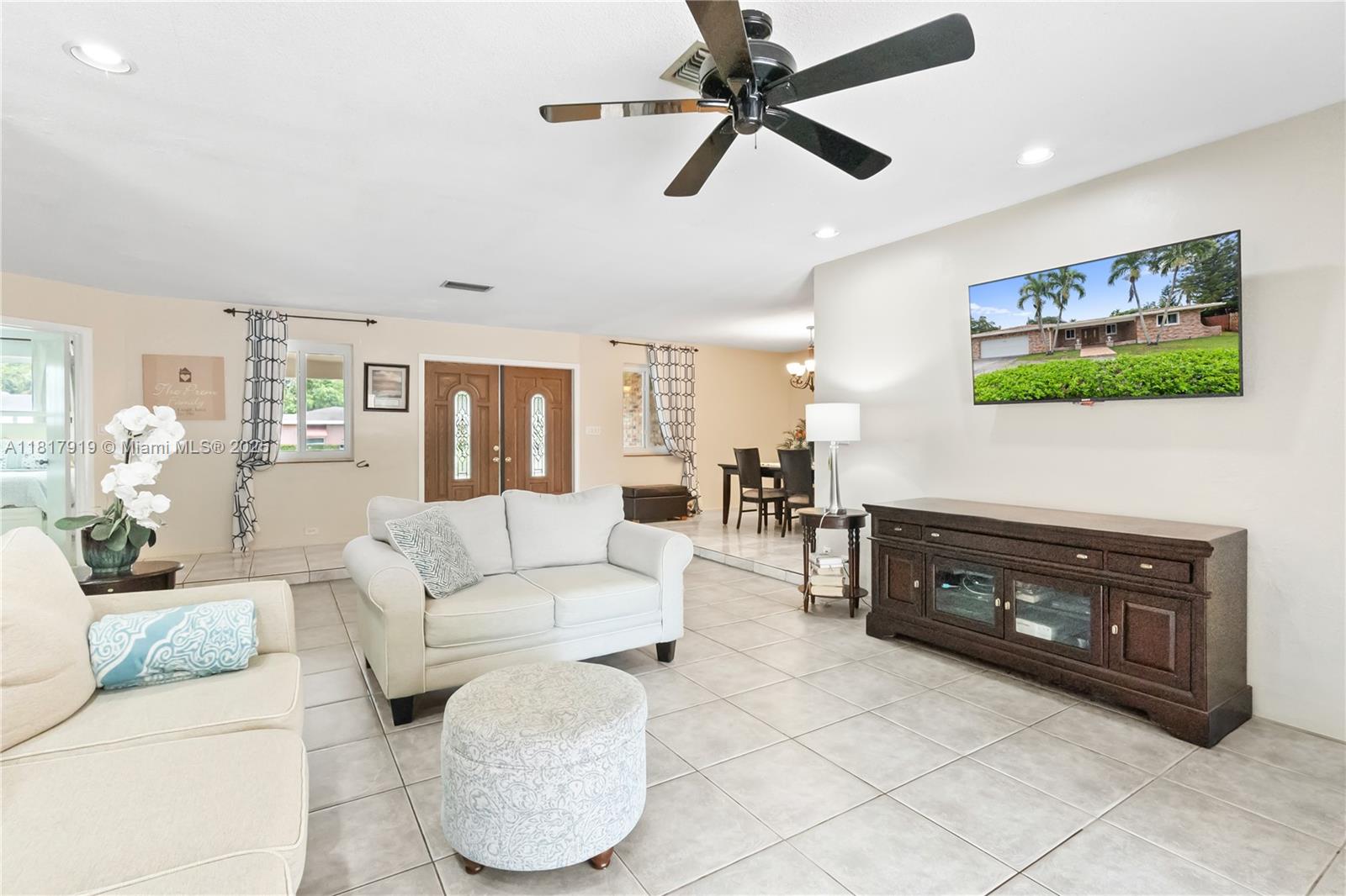 736 Ixora Ln
