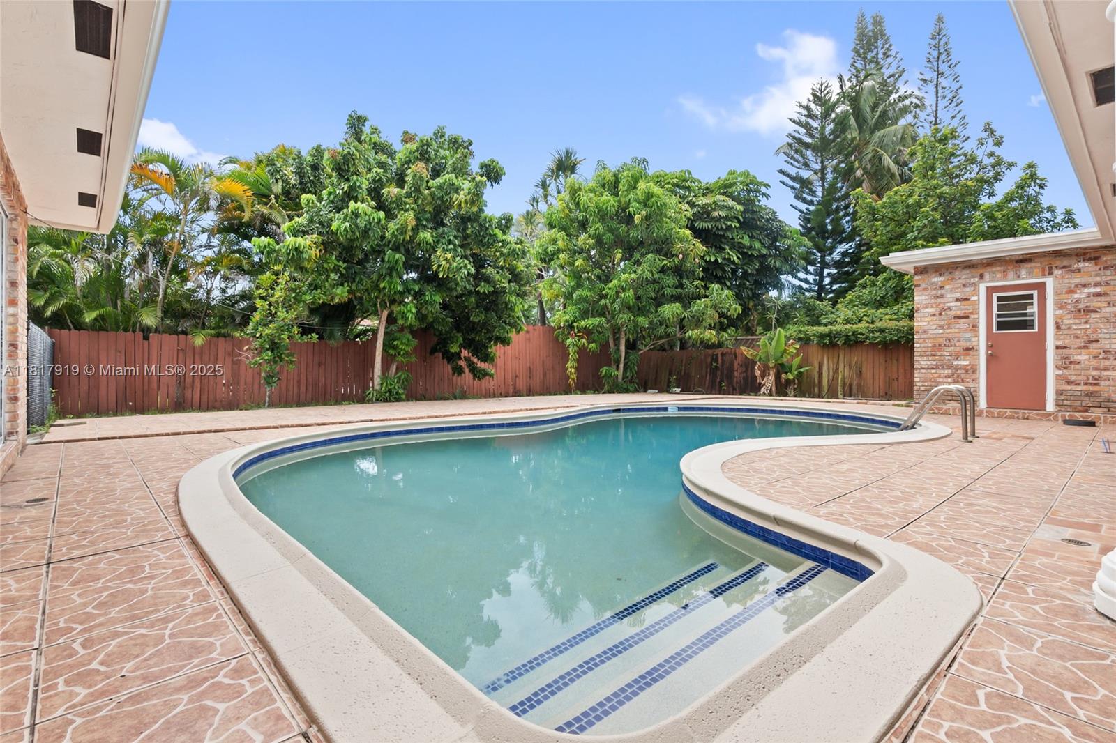 736 Ixora Ln