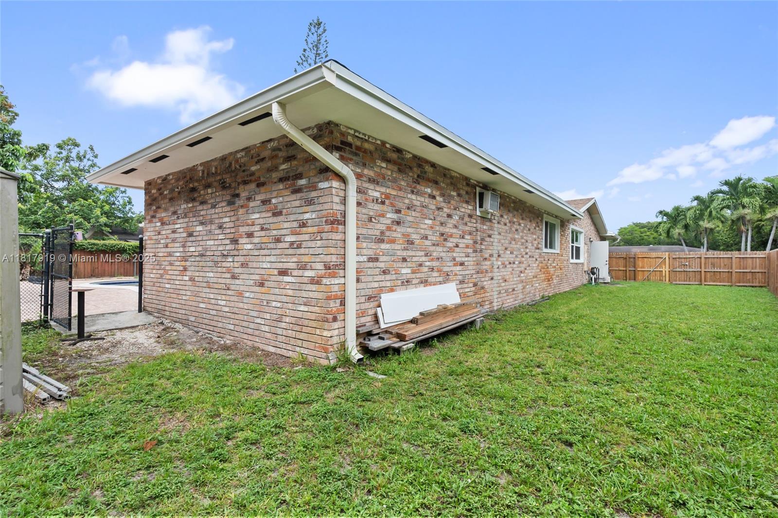 736 Ixora Ln