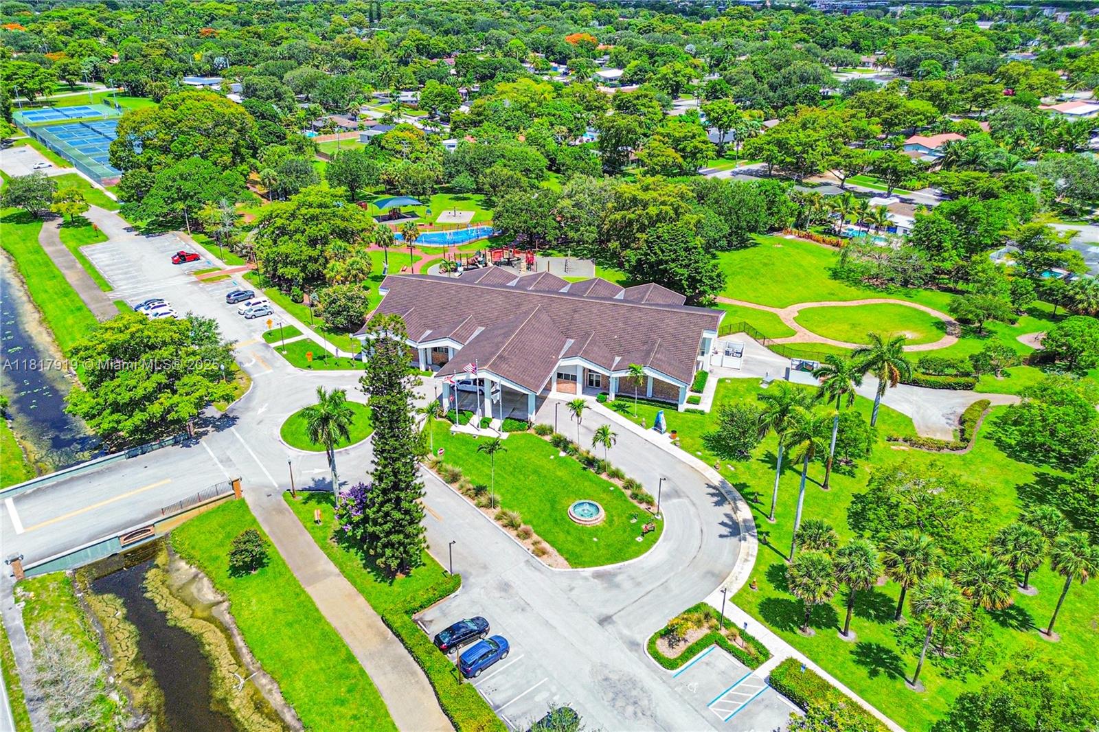 736 Ixora Ln