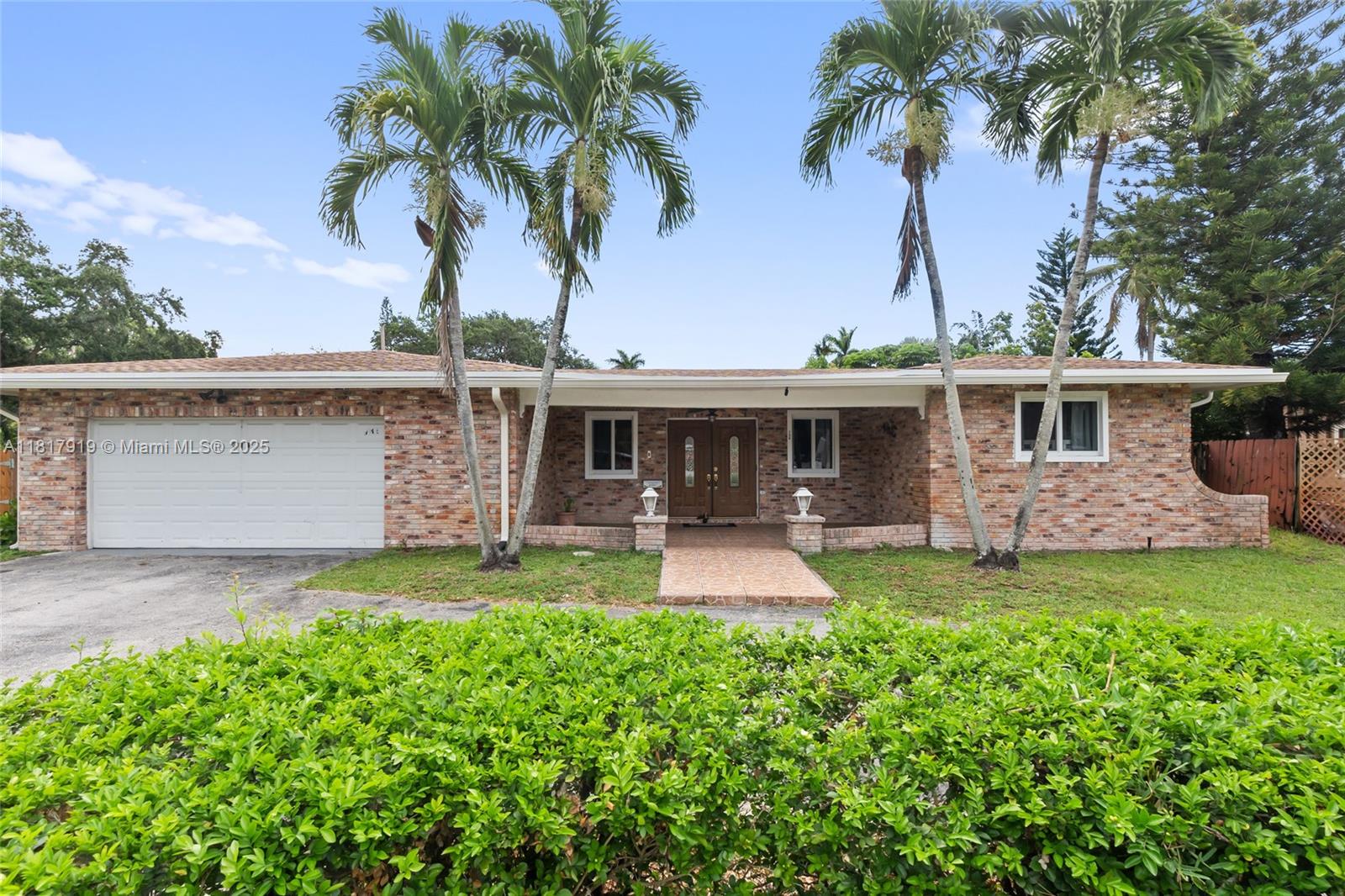 736 Ixora Ln