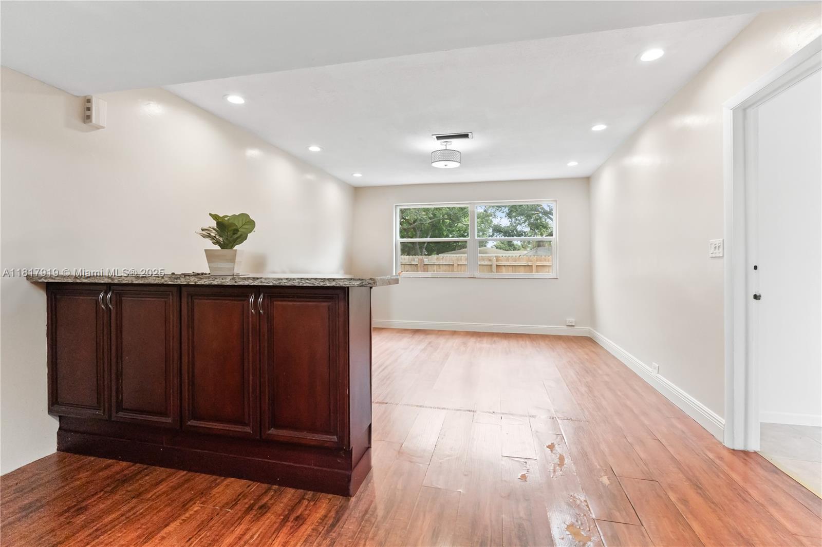 736 Ixora Ln