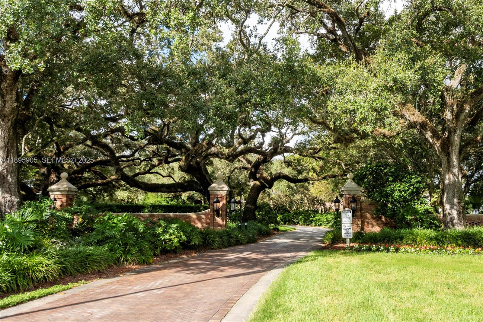 2917 Myrtle Oak Cir, Davie