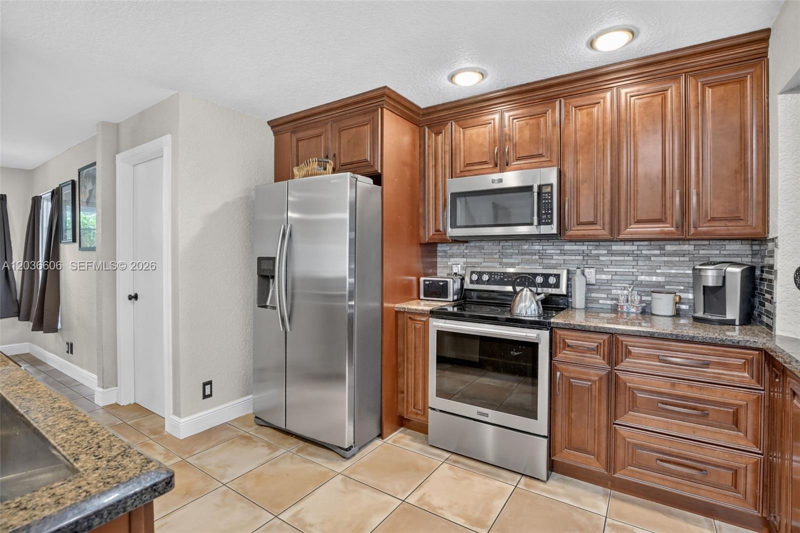 8815 Woodside Ct