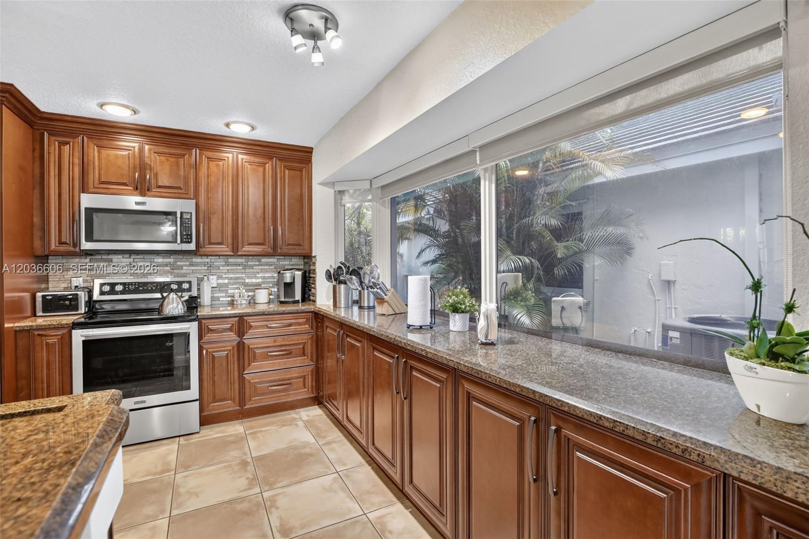 8815 Woodside Ct