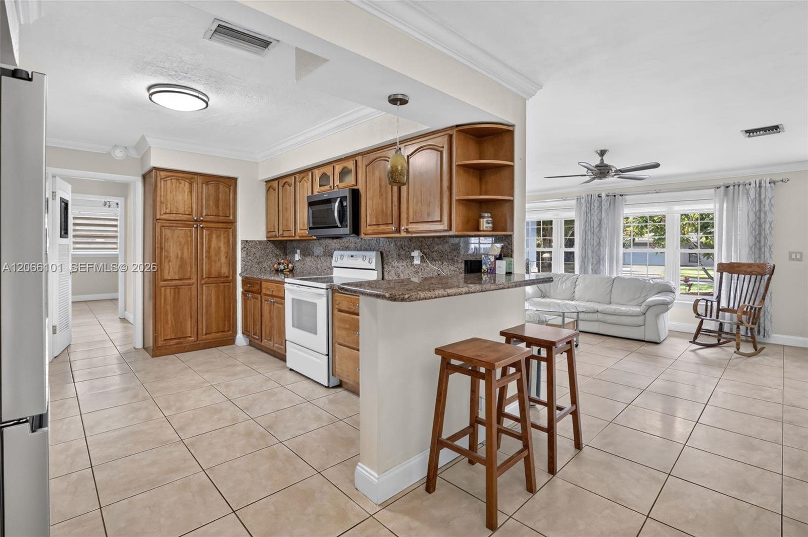 801 Ixora Ln