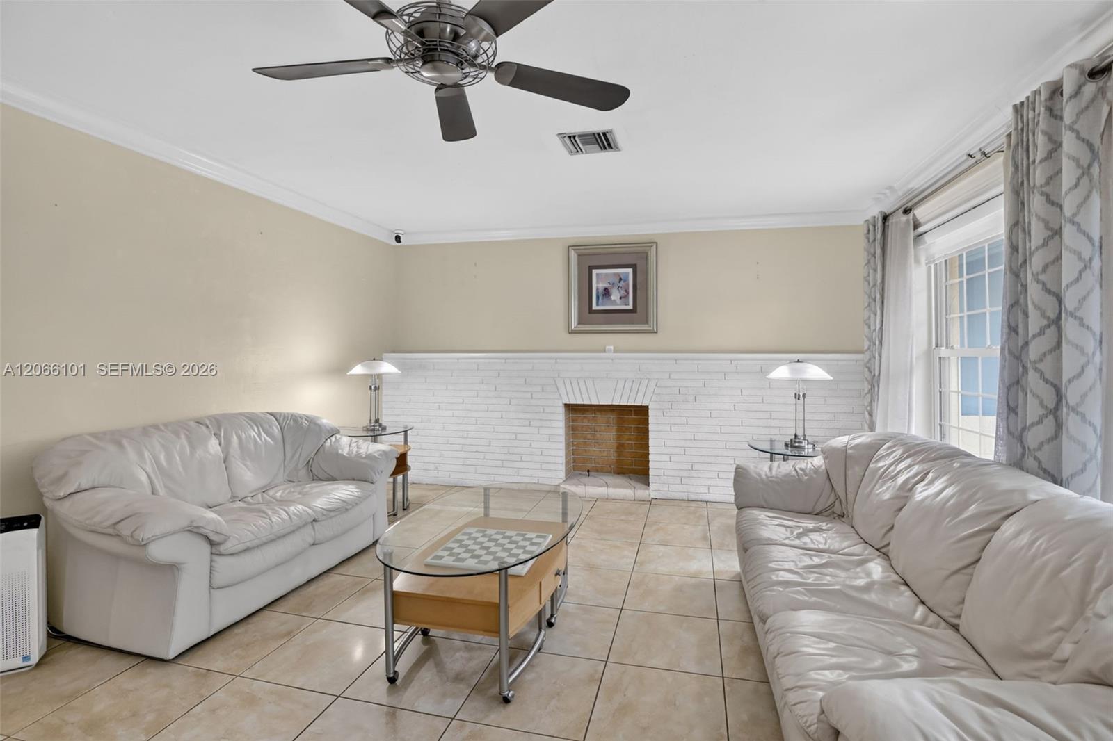 801 Ixora Ln