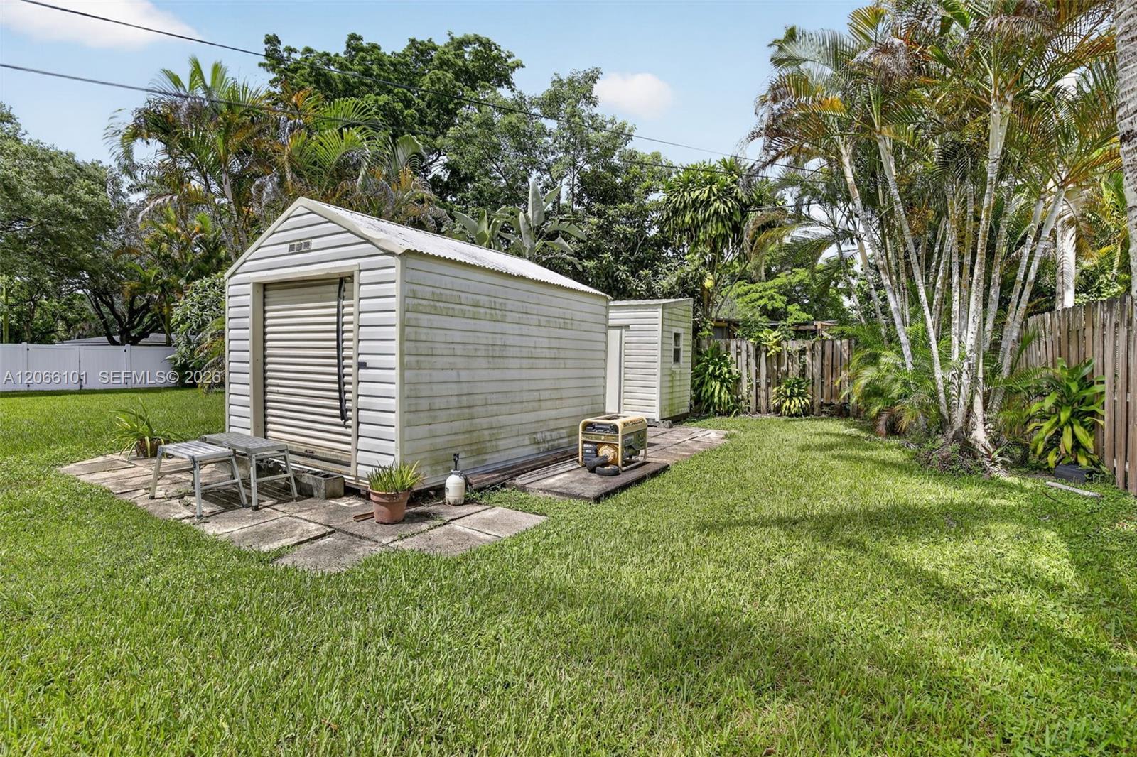 801 Ixora Ln