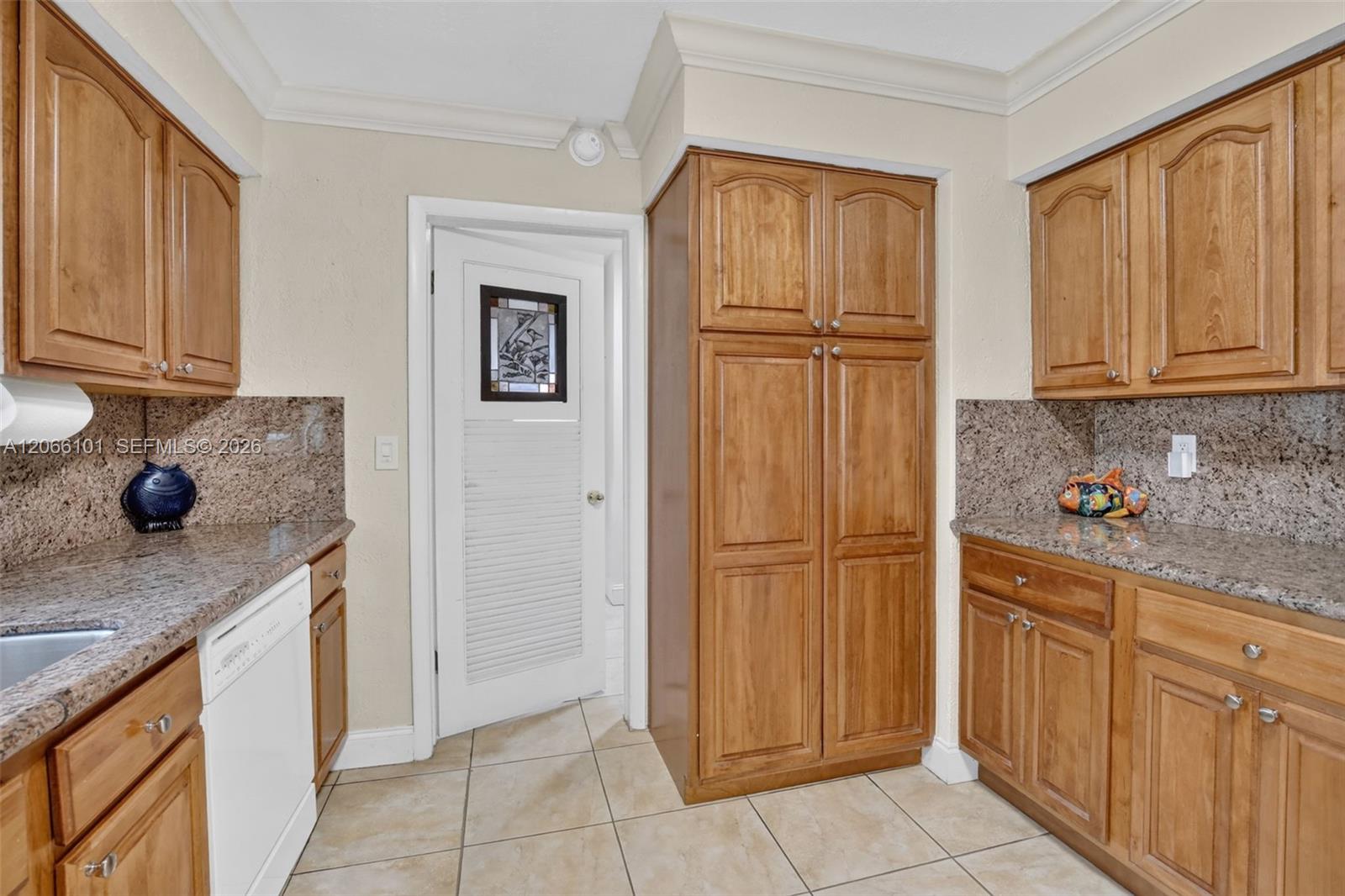 801 Ixora Ln