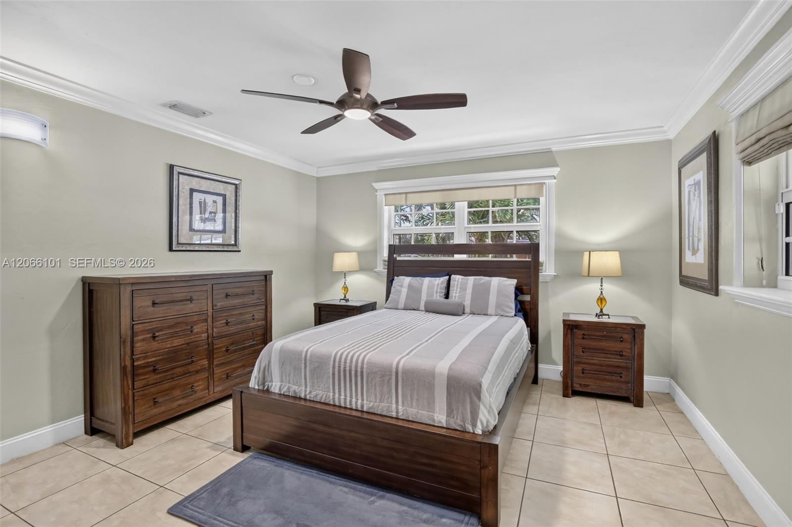 801 Ixora Ln