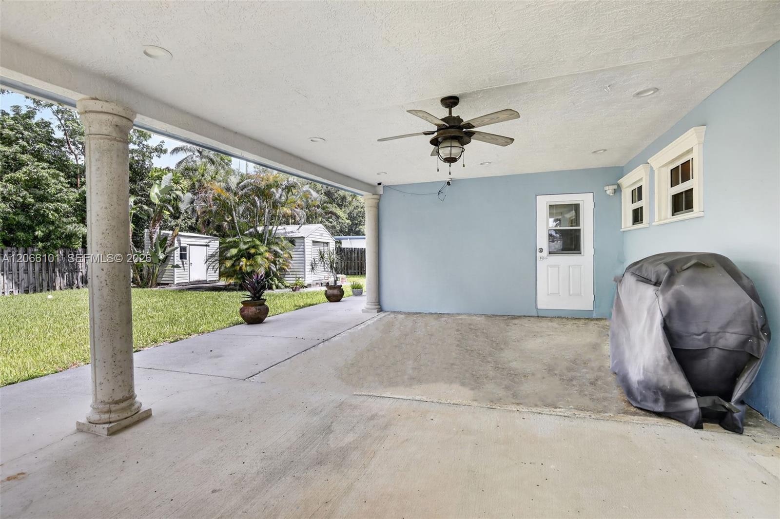801 Ixora Ln