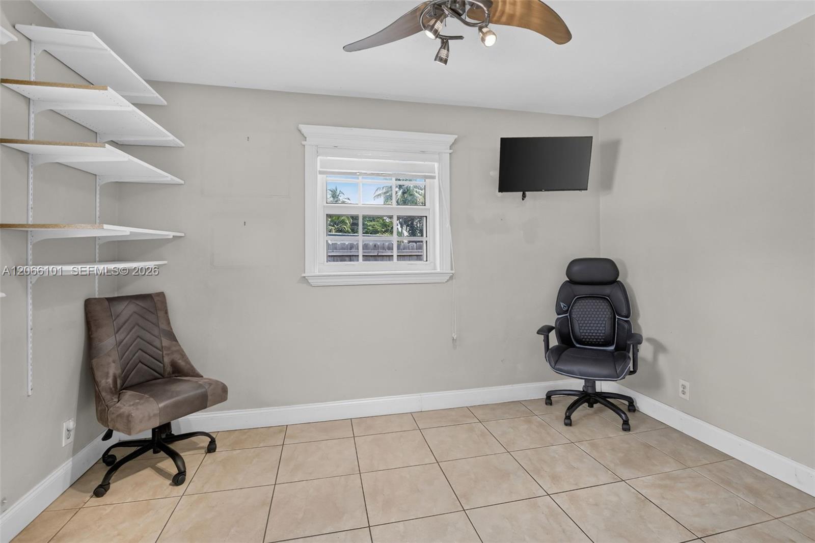 801 Ixora Ln