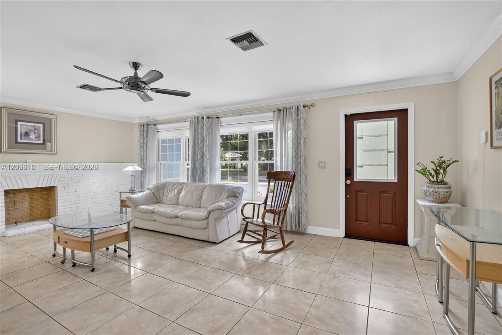 801 Ixora Ln