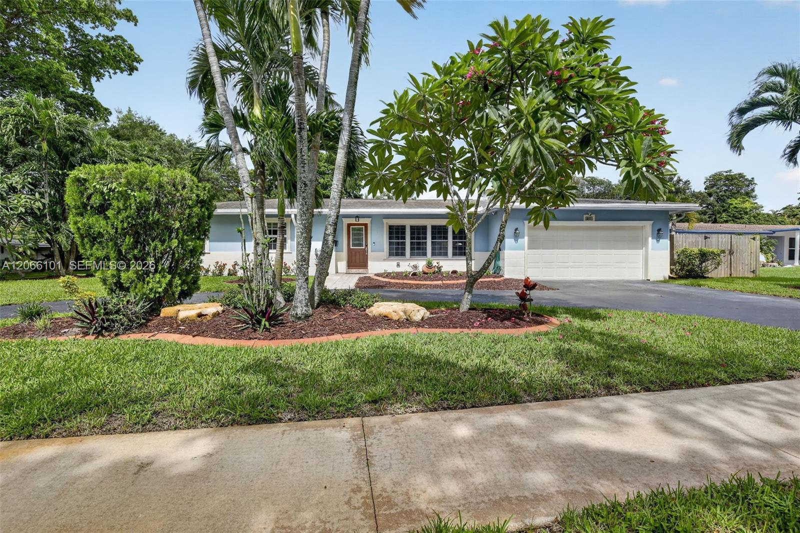 801 Ixora Ln