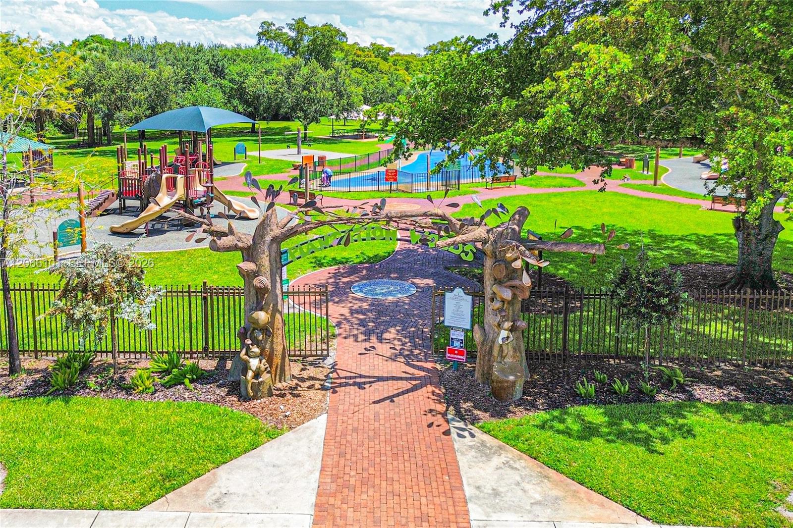 801 Ixora Ln