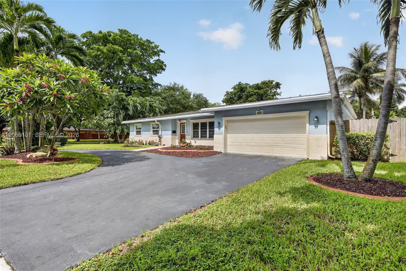 801 Ixora Ln