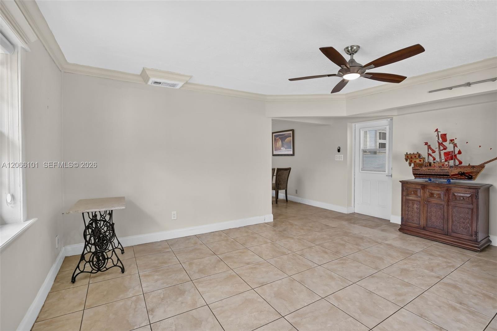801 Ixora Ln