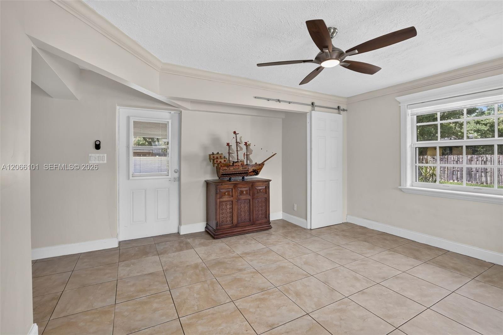 801 Ixora Ln