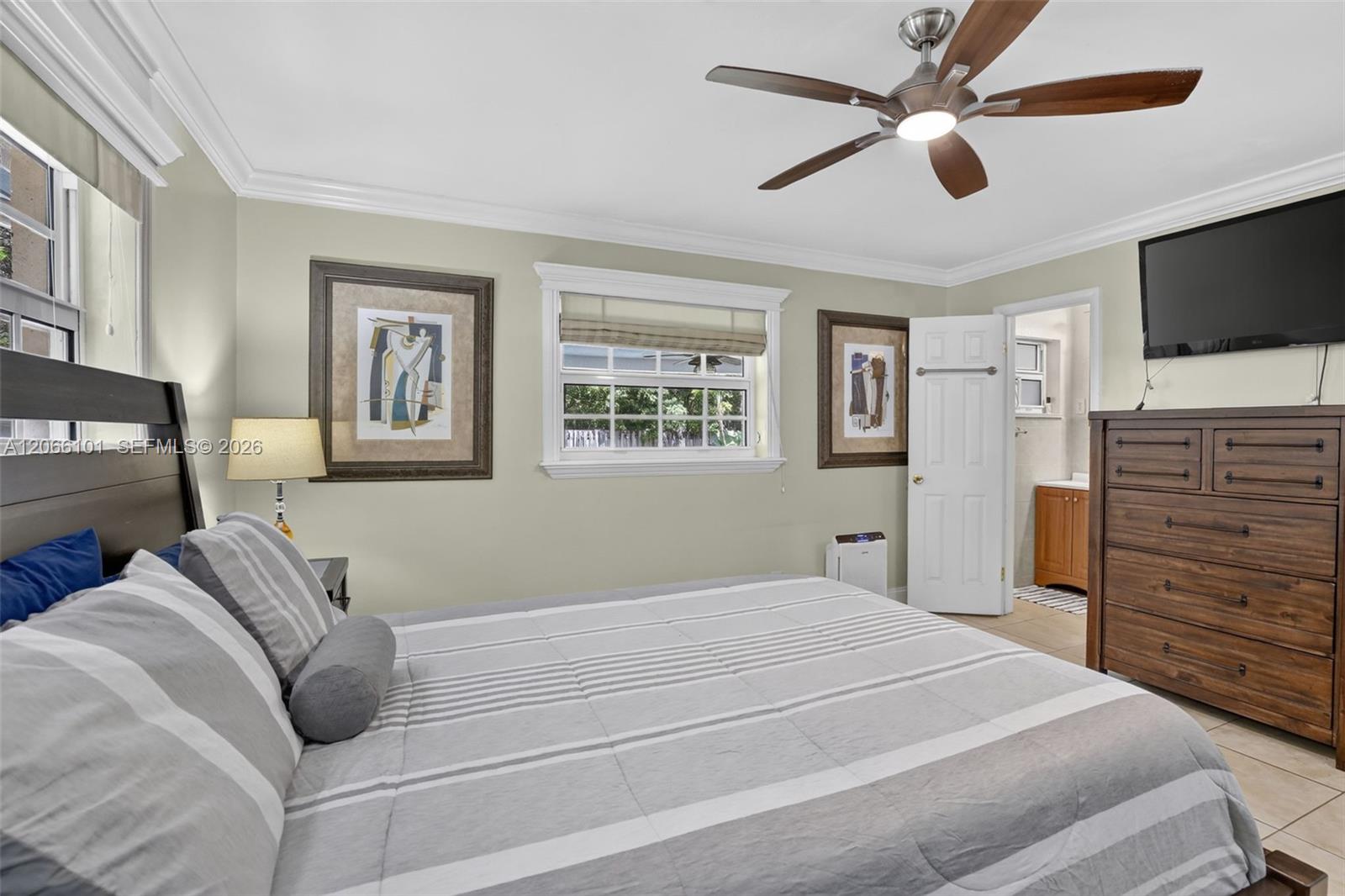 801 Ixora Ln