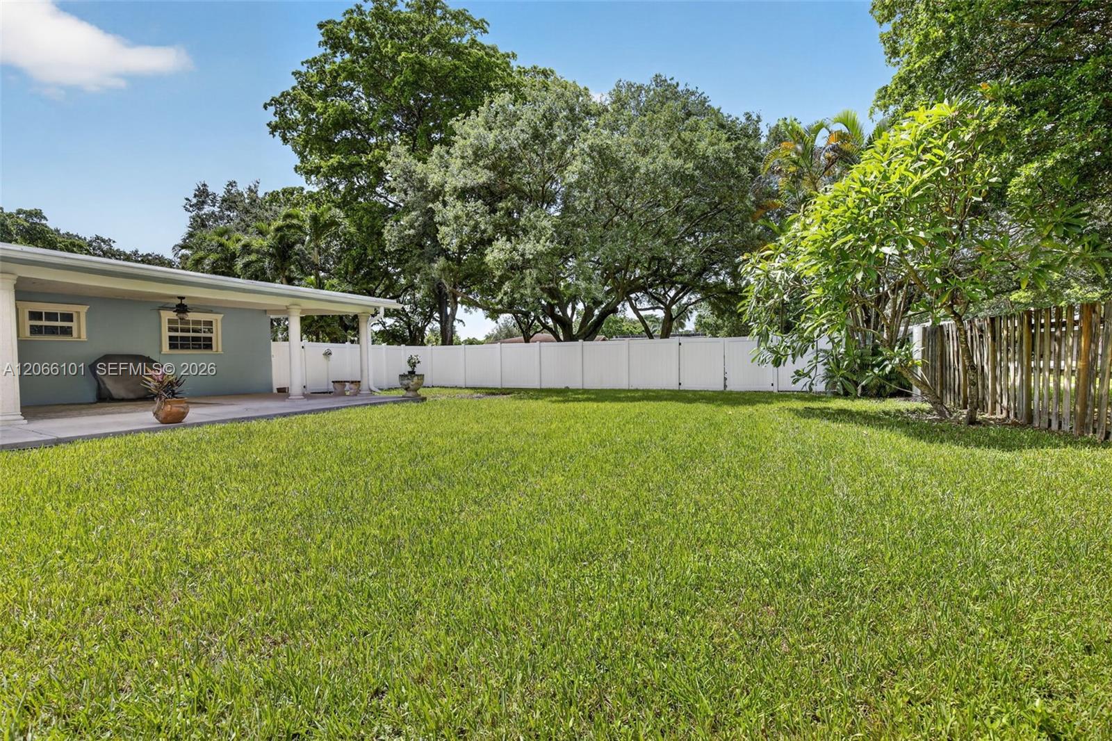 801 Ixora Ln