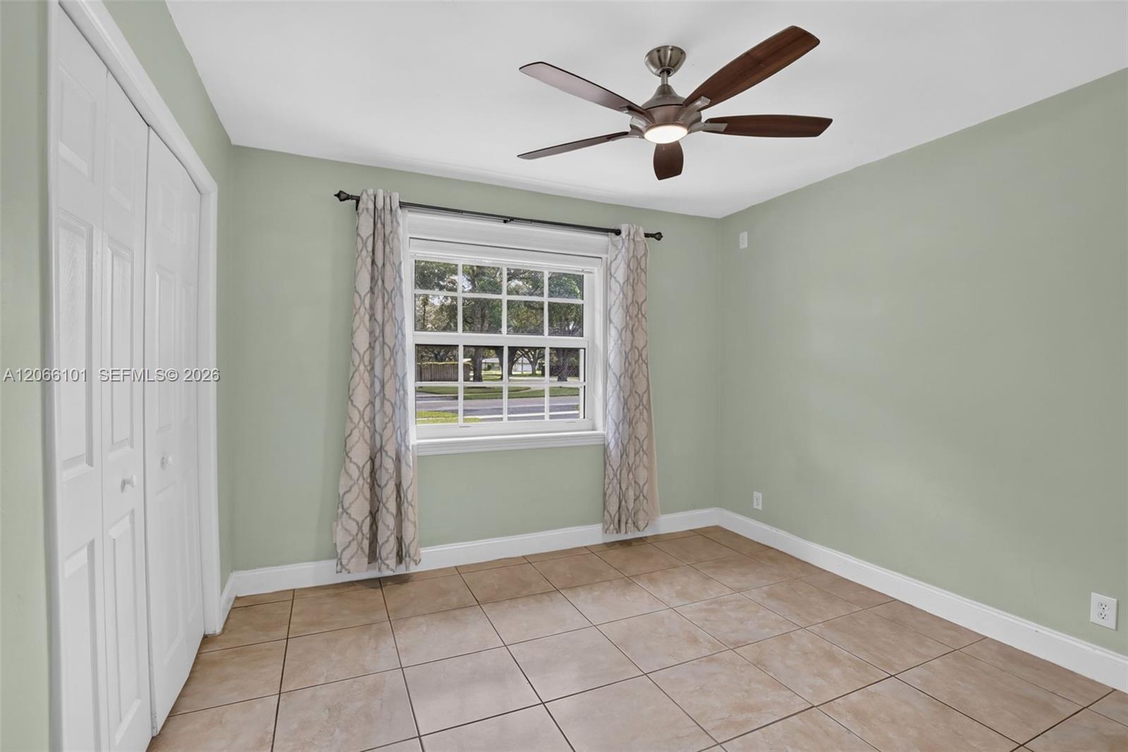 801 Ixora Ln