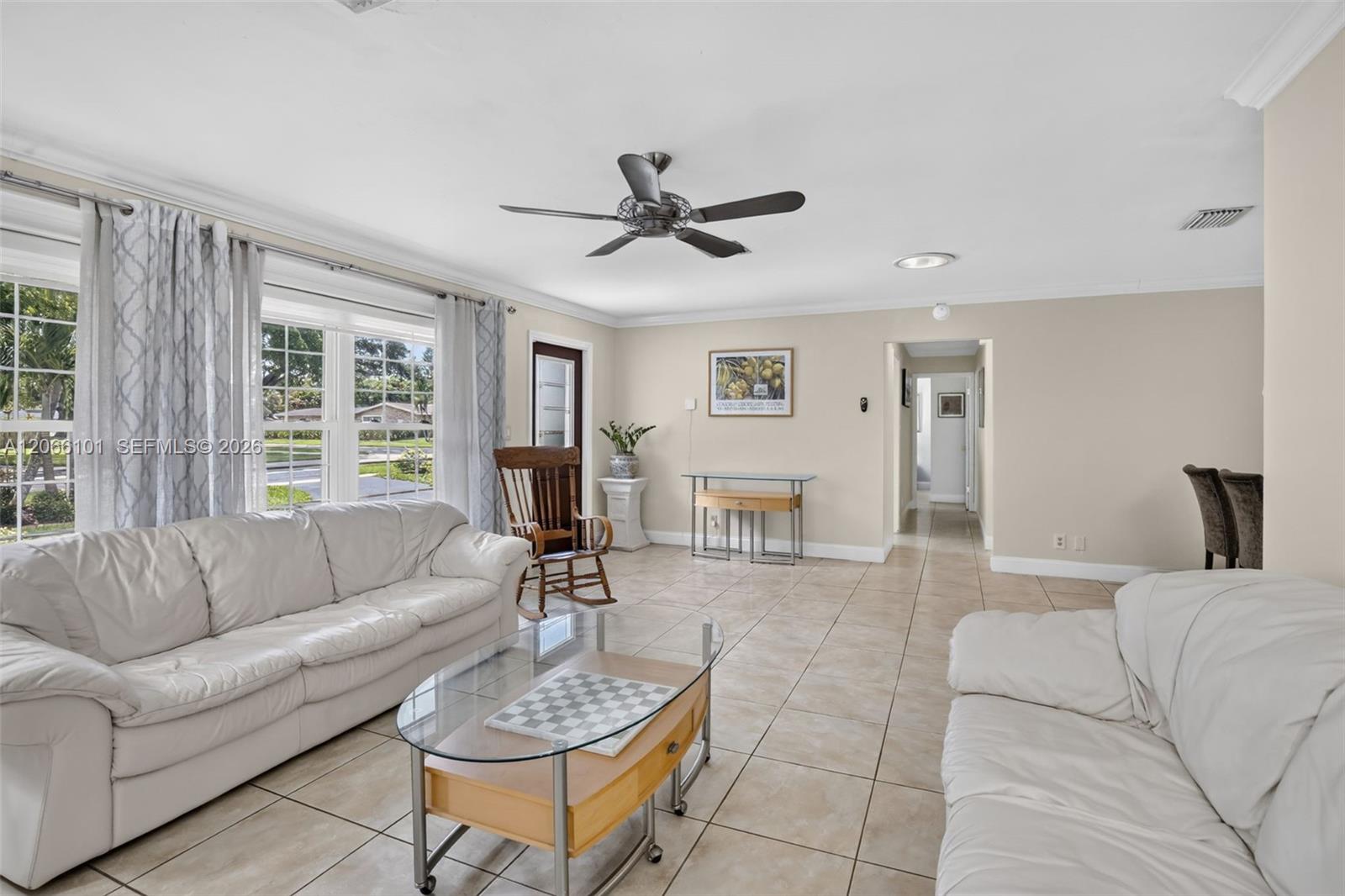 801 Ixora Ln