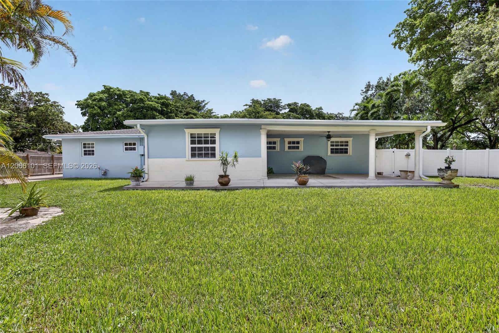 801 Ixora Ln