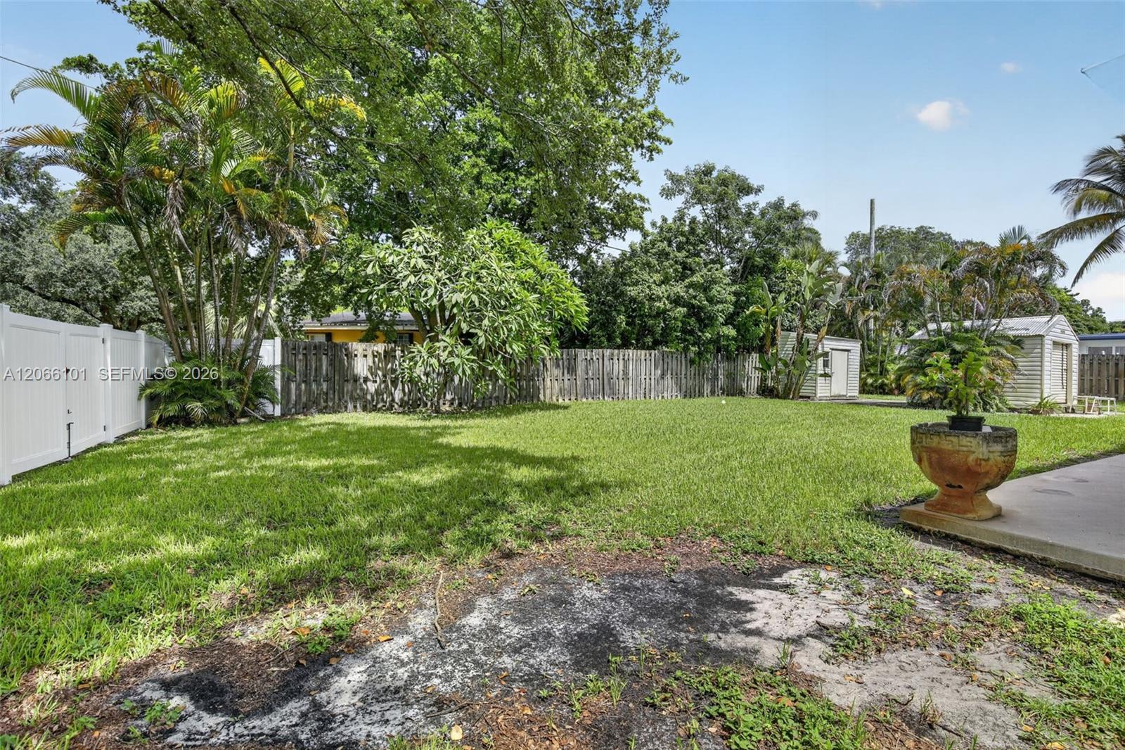 801 Ixora Ln