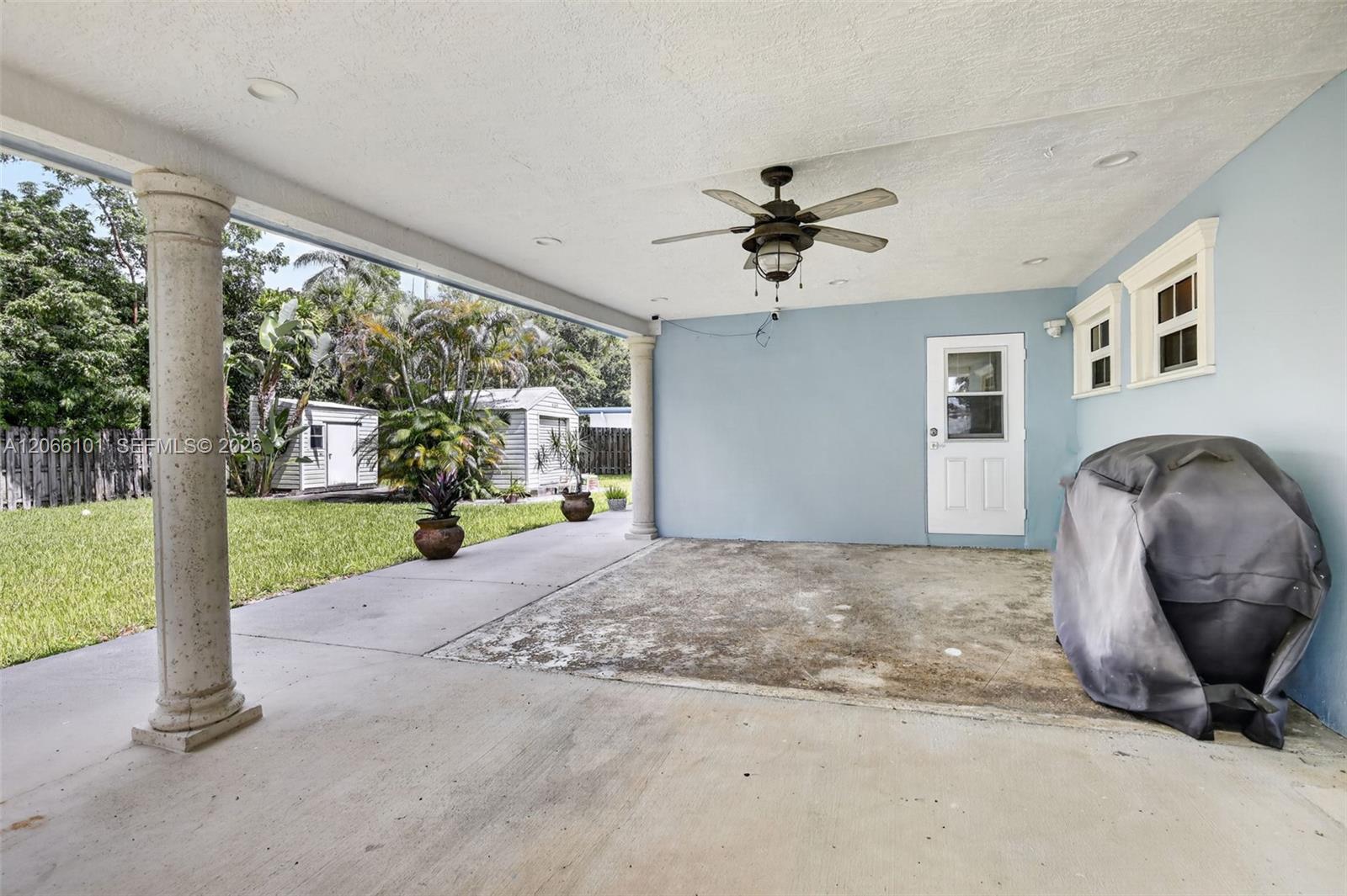 801 Ixora Ln