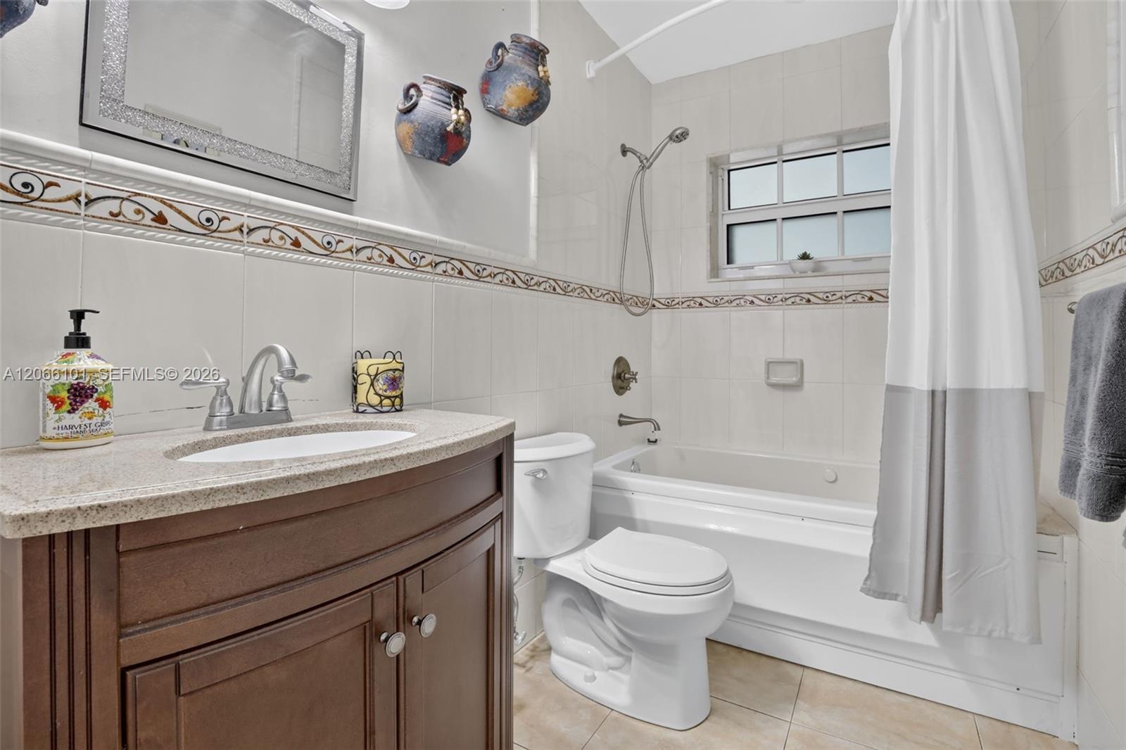 801 Ixora Ln